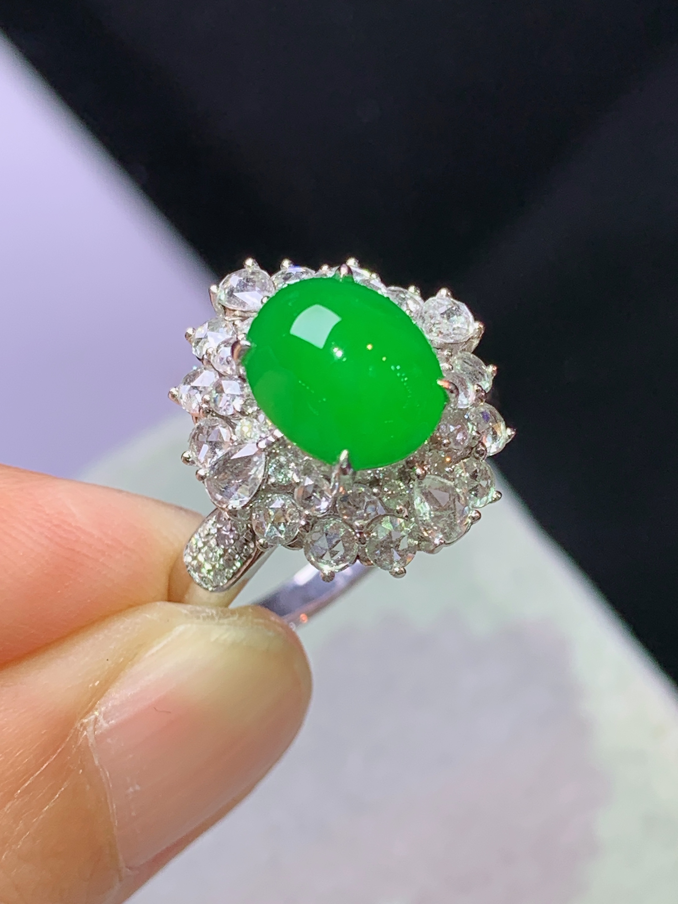 8k金钻镶嵌满绿蛋面戒指 玉质细腻 色泽艳丽清新 水润亮眼 圈口14 整体尺寸15.7*14.3*1