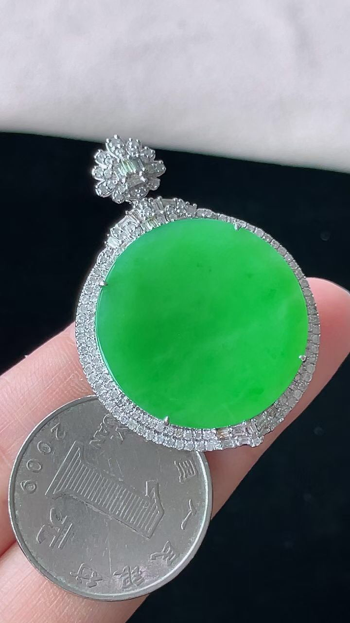 【翡翠名称】18K金豪华镶钻冰阳绿圆牌吊坠
【翡翠尺寸】含金41.7/29.5/9mm
【翡翠描述】宝贝种老水足，玉质细腻，色泽靓丽，性价比高，佩戴效果好！
【其它赠送】权威证书/精美挂绳盒子/支持全国复检