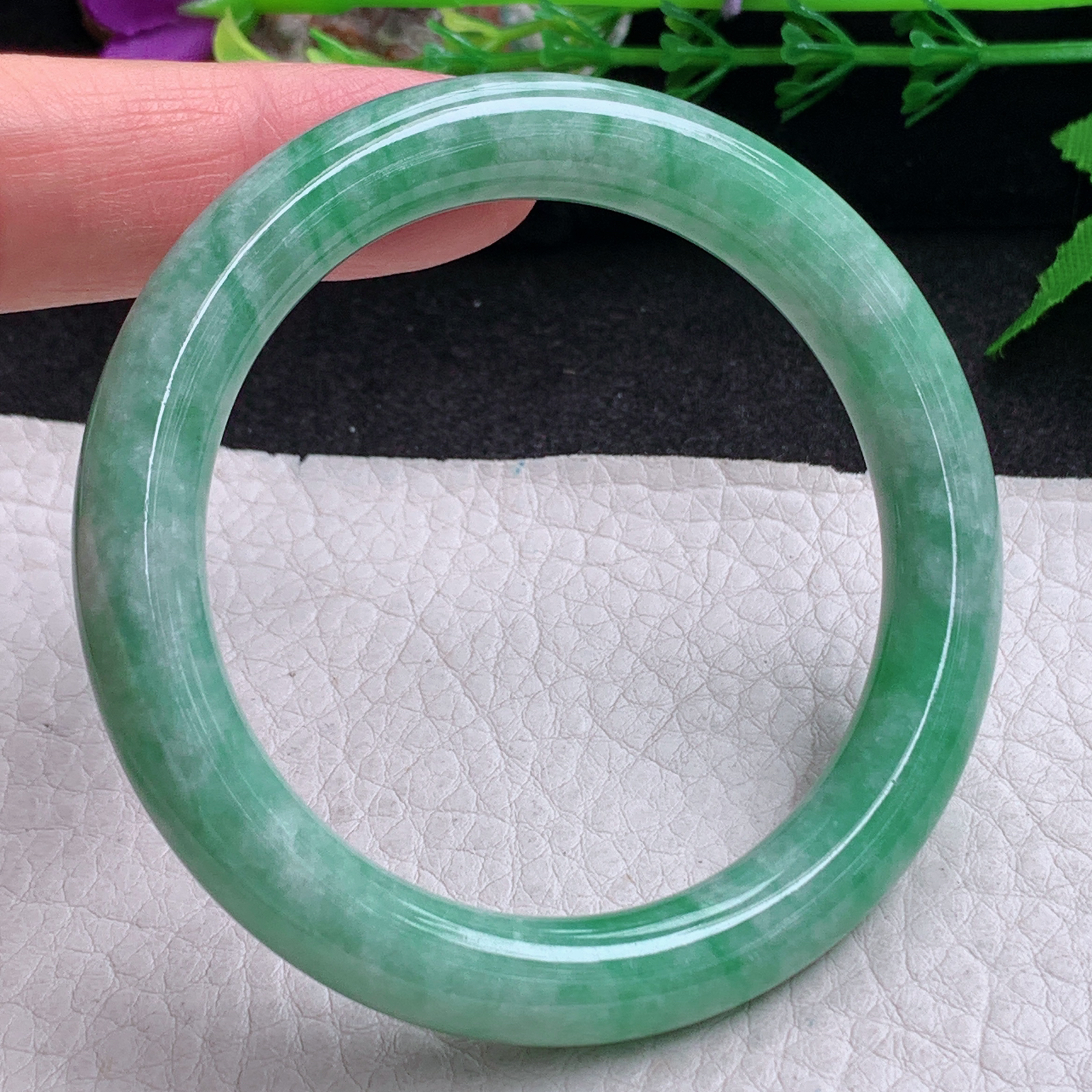 n小圈口52*8.8美人镯 缅甸翡翠a货手镯飘绿秀气圆条叮当镯