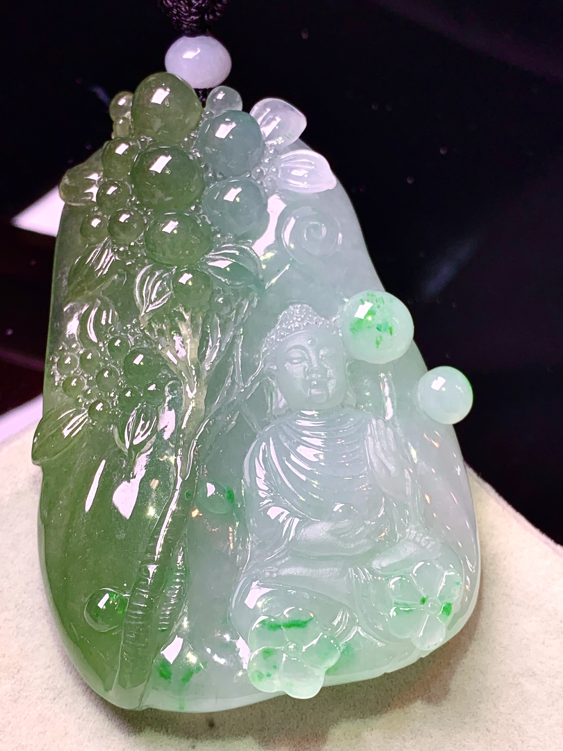 飘绿大日如来佛祖吊坠 玉质细腻 色泽艳丽清新 水润亮眼 整体尺寸73.2*51.5*18w1