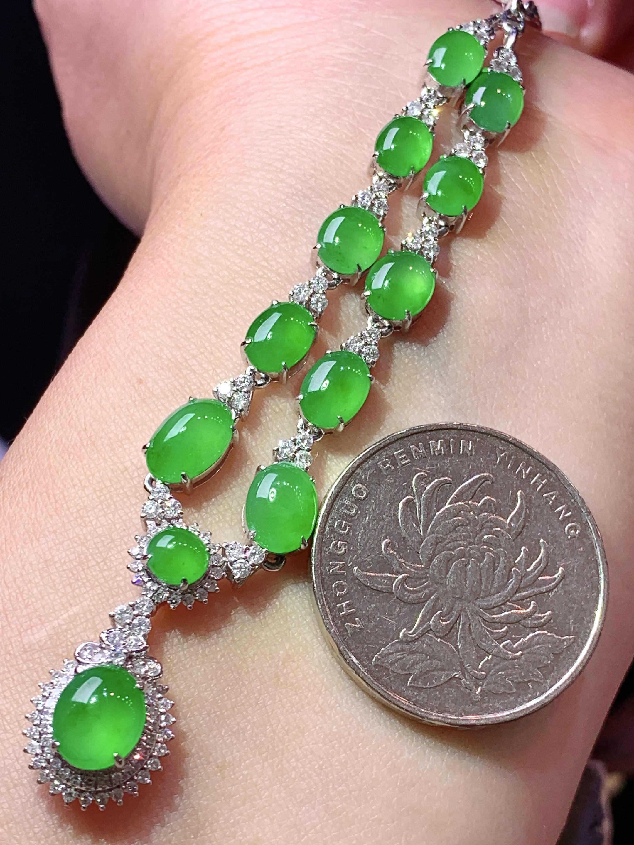 18k金钻镶嵌冰阳绿蛋面项链 玉质细腻 色泽艳丽清新 水润亮眼 整体尺寸78.5*11.2*7.3L2