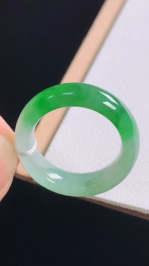 ️冰飘绿指环，无裂，尺寸:圈口14/16.9-5.8-3.5mm，22