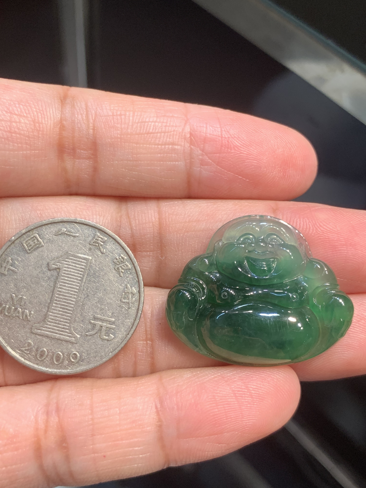 【冰油满绿佛公】吊坠，裸石尺寸24.5*30*5.2整体是冰种油绿的质地，水头足到透着柔光，玉质细腻莹润，绿调像被揉进了水光里，不艳不燥，是越看越有味道的油润质感。佛公的开脸是点睛之笔：眉眼弯弯，笑意盈盈，肚子圆润饱满，线条柔和讨喜，把“笑口常开、肚大能容”的福气都刻在了玉里。 背面右下角微表皮纹微扣