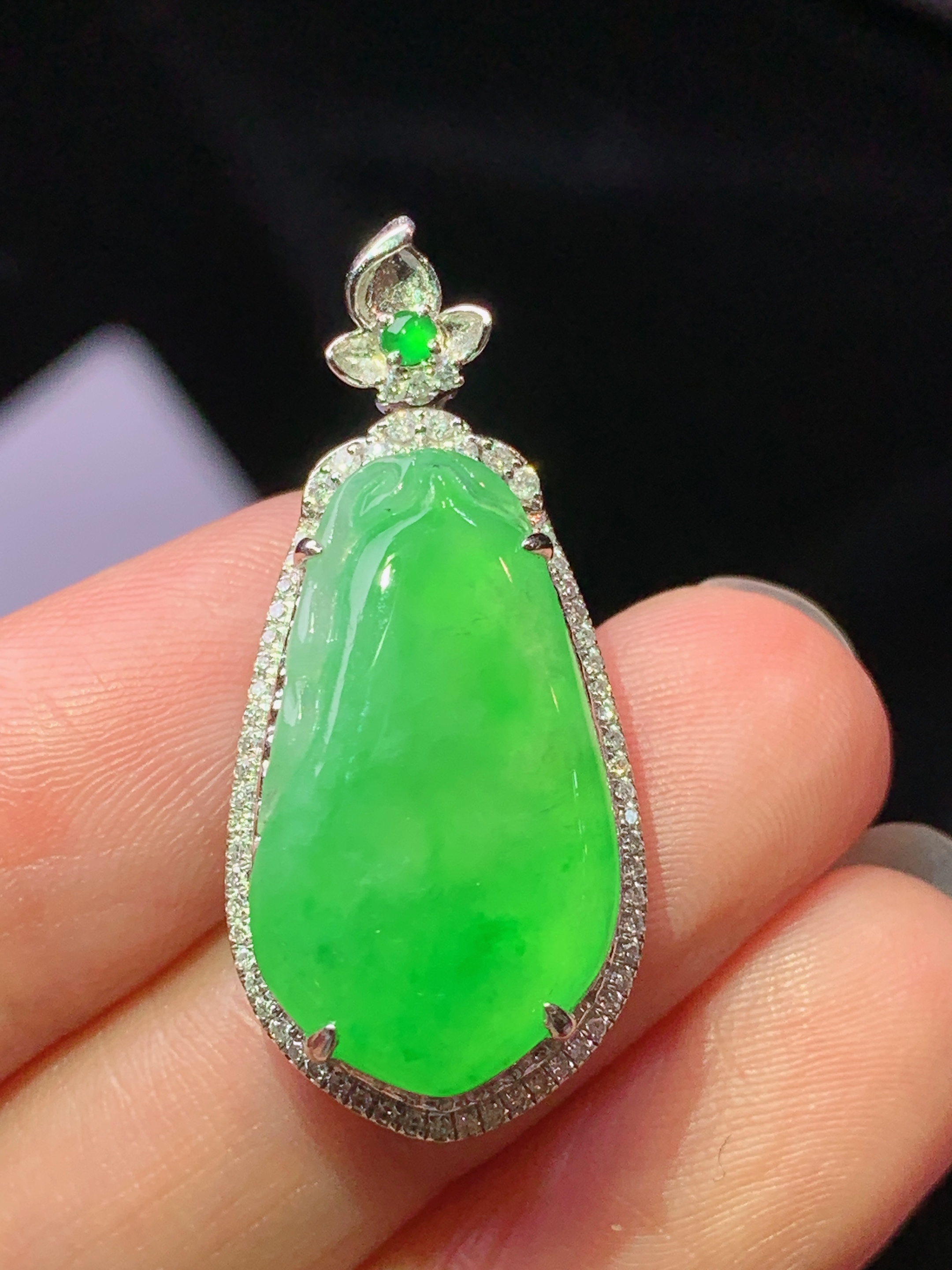 18k金钻镶嵌冰阳绿福瓜吊坠 玉质细腻 色泽艳丽清新 水润亮眼 整体尺寸32.3*14.5*7j2