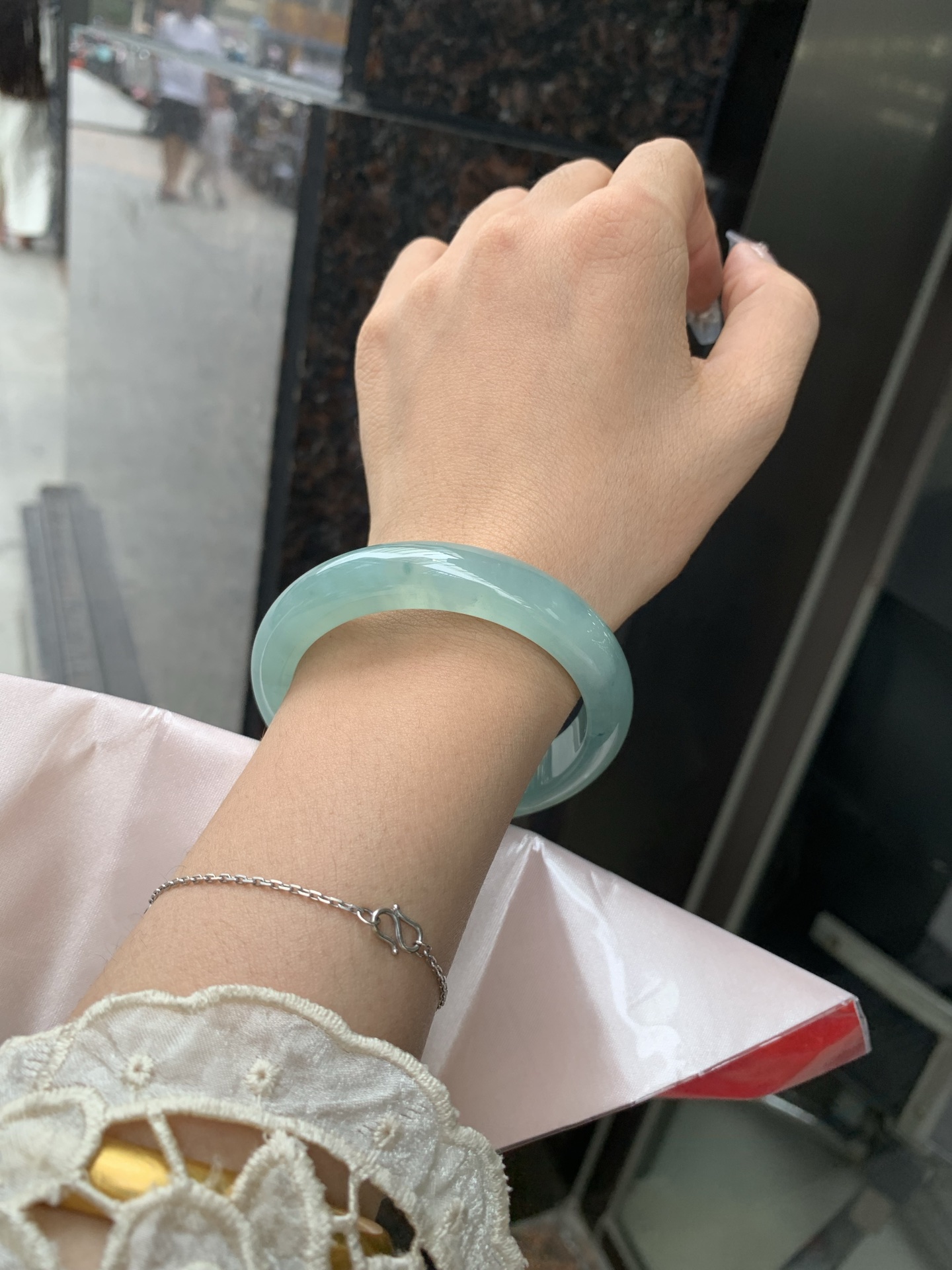 冰晴正圈，54.2/8.2/12，0427-N555，打灯棉线，底妆冰透水润，满圈淡雅晴绿，像初春嫩芽落入清泉，均匀柔和，抬眼就是一片宁静感