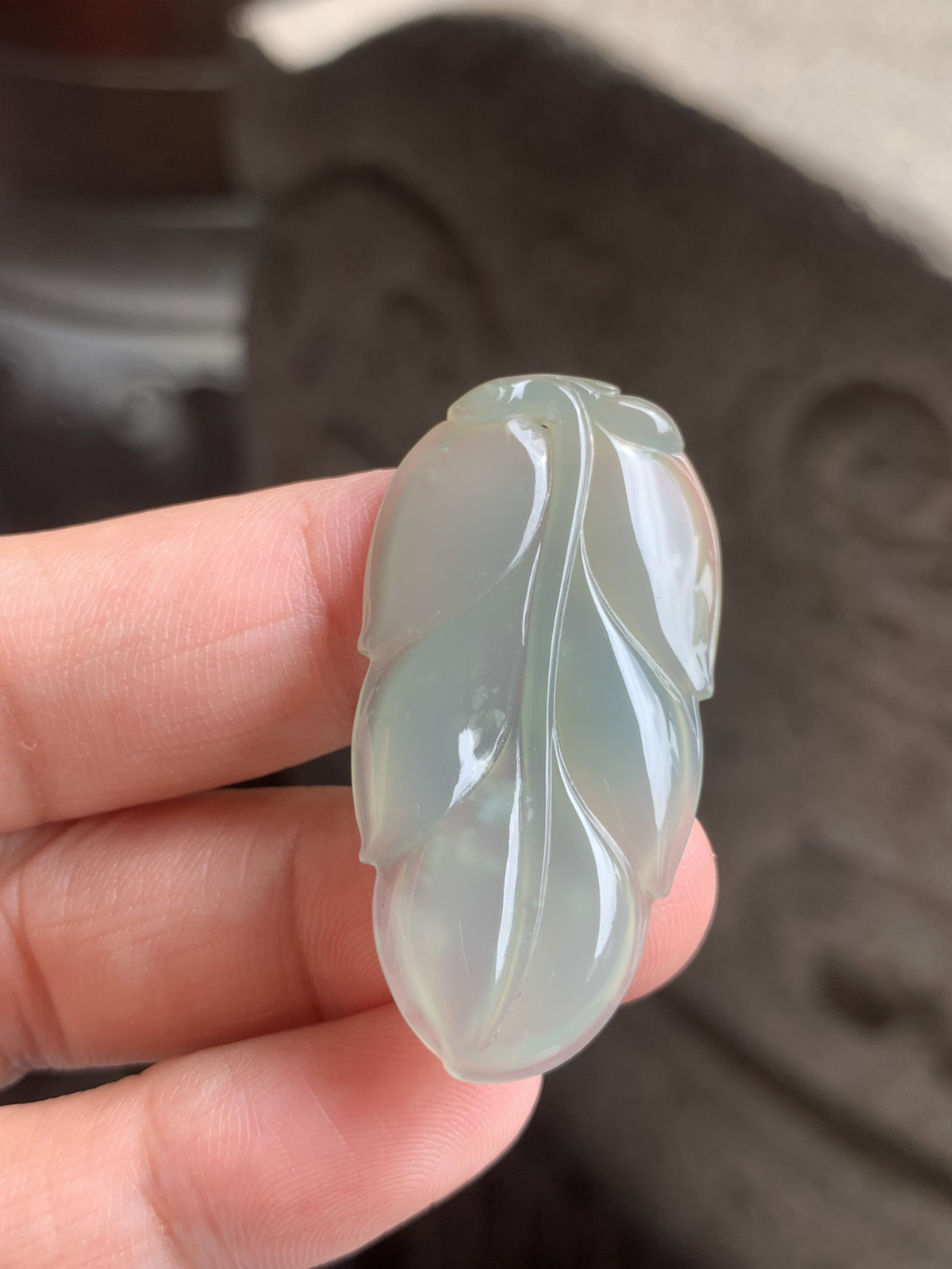 冰晴水叶子尺寸41.5*21.5*4 冰种晴水底润得像一汪春水线条利落又温柔，寓意事业长青、枝繁叶茂，上身清冷显贵，通勤约会都能戴，百搭不挑人