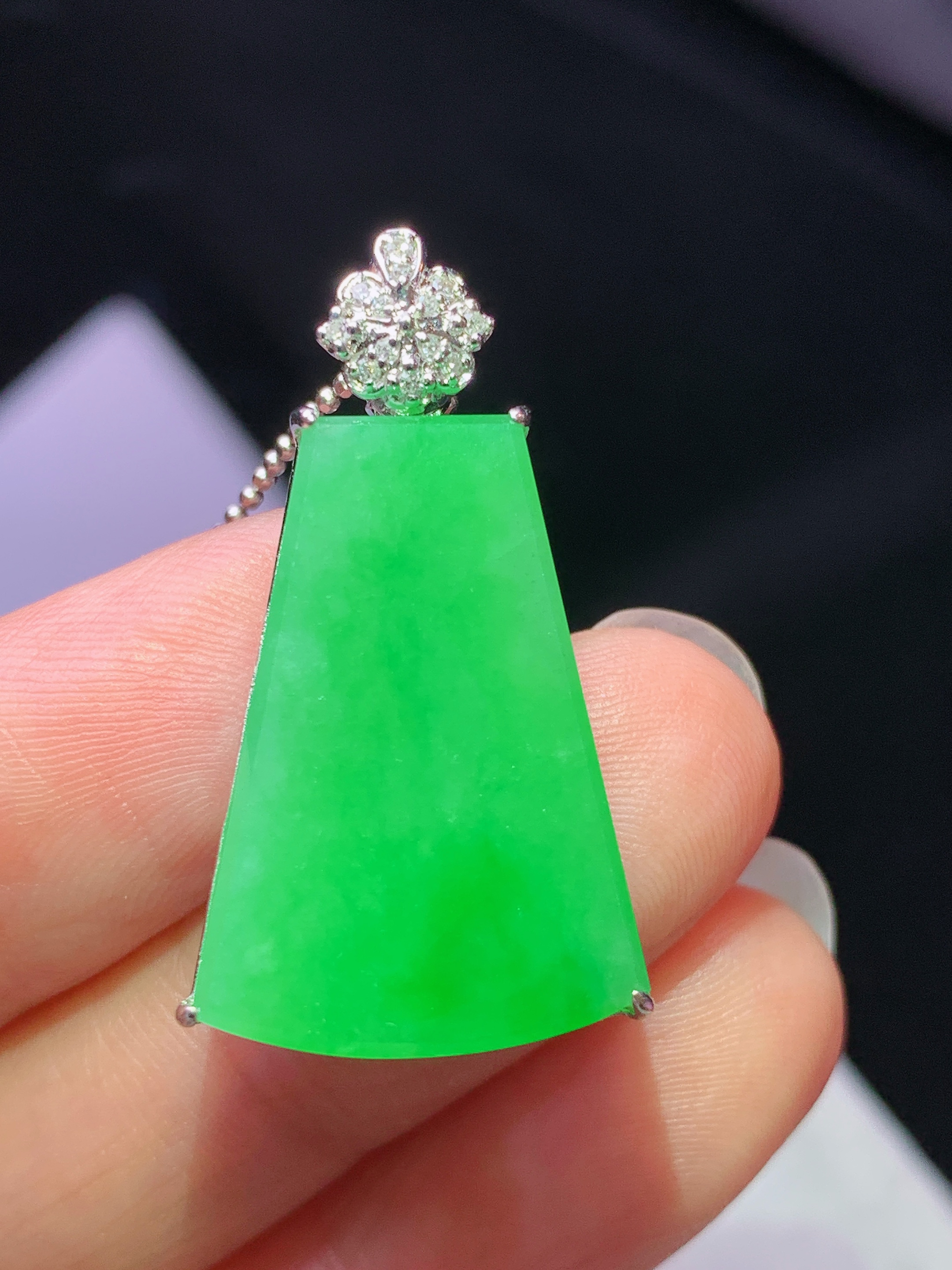 8k金钻镶嵌阳绿无事牌吊坠 玉质细腻 色泽艳丽清新 水润亮眼 整体尺寸30.8*16*6.8j2