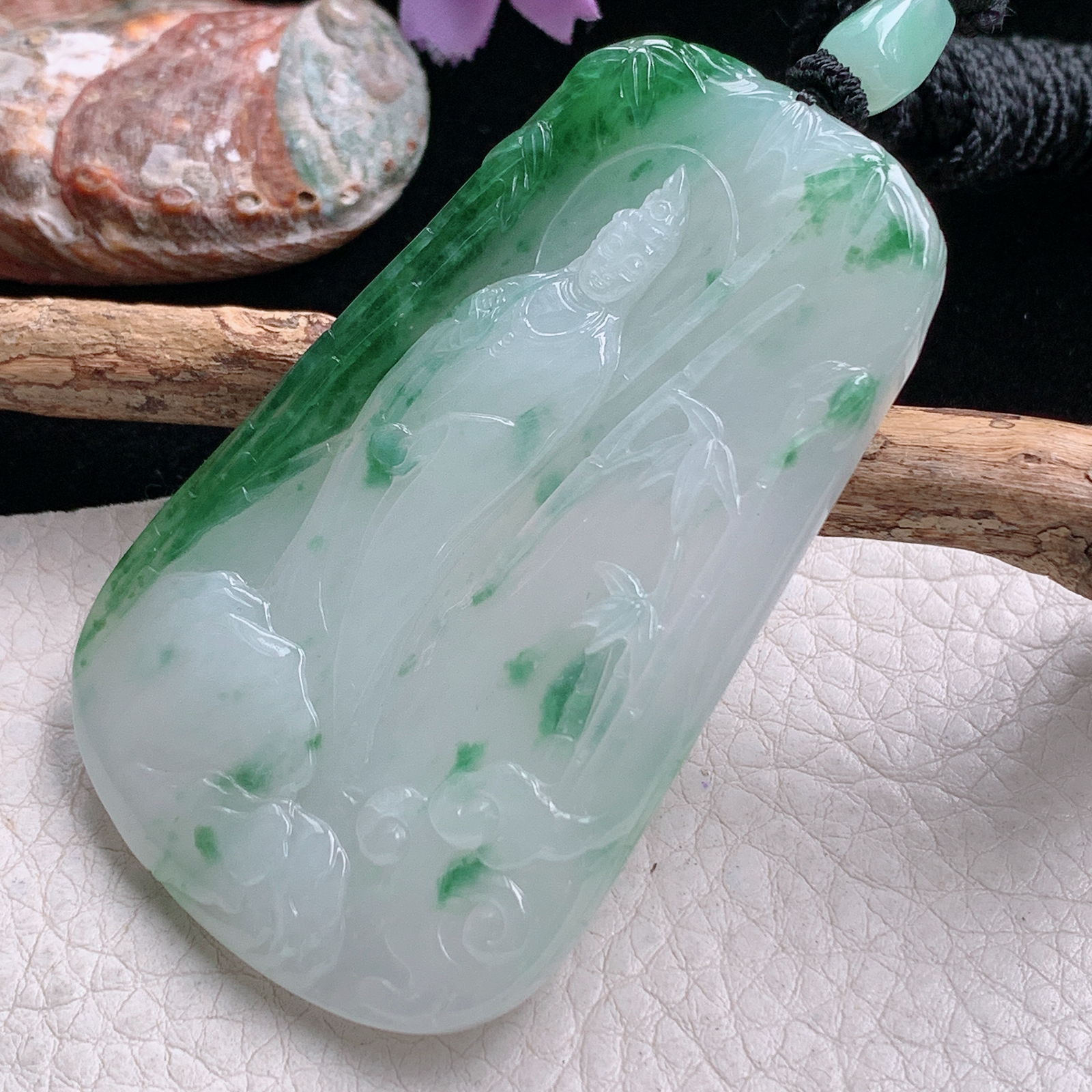 yl实拍68*43*6.3缅甸翡翠冰润飘绿山水观音 自在观音玉吊坠 玉挂件