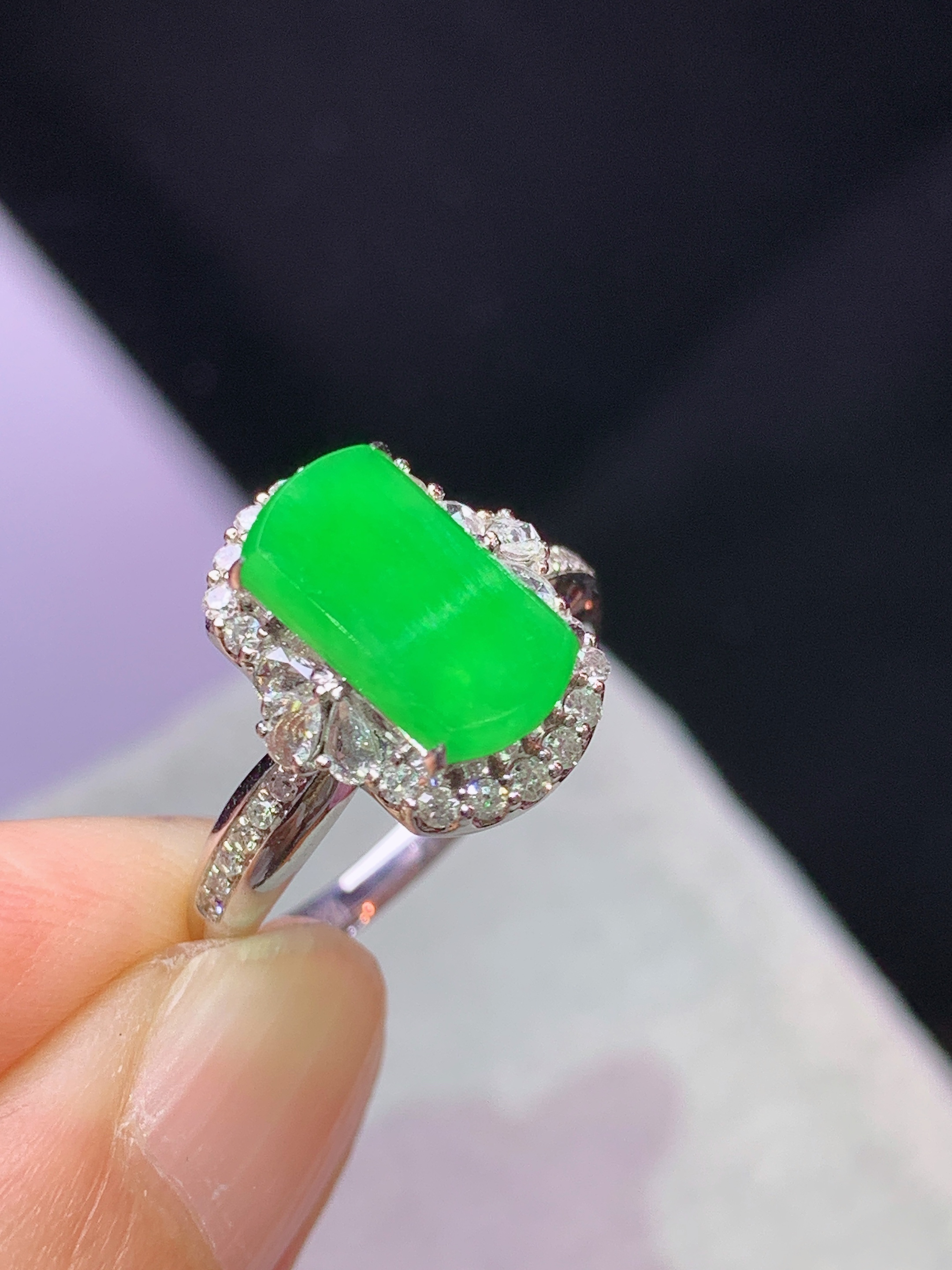 8k金钻镶嵌阳绿无事牌戒指 玉质细腻 色泽艳丽清新 水润亮眼 圈口13.5 整体尺寸13.5*11.