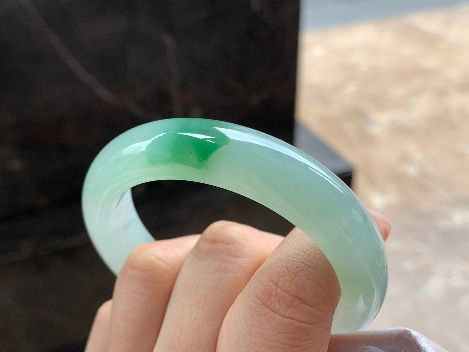 52.5-12.8-8.3

绿花手镯^_^玉质温润