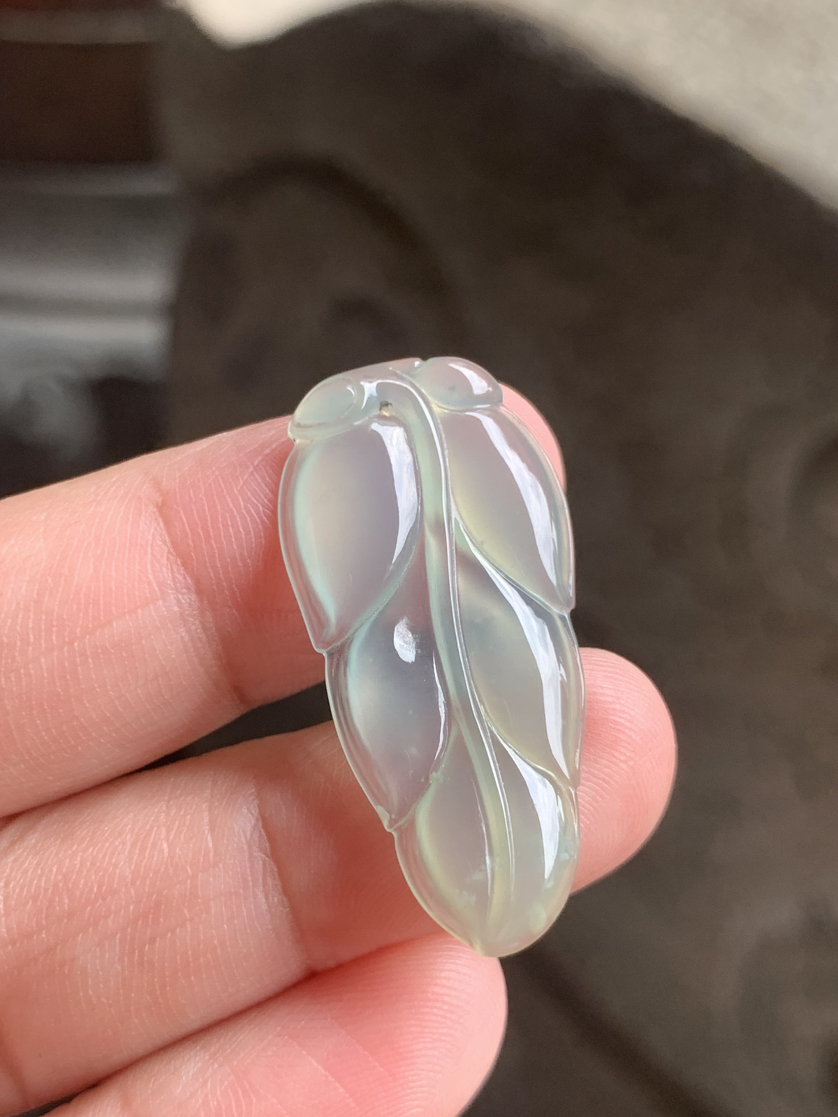 高冰晴底叶子尺寸34.5*17*3.5 整体是高冰晴水的底子，冰透莹润，像一块凝住的晨露，水头足到光线下都透着起光感，玉质细腻得几乎看不到棉感，晴水的淡绿调温柔得像春日的湖面，自带朦胧的清透感。叶子的雕工利落流畅，叶脉清晰分明，把“金枝玉叶、事业有成”的吉祥寓意藏在了细节里，没有多余的修饰，只靠冰透的玉质和流畅的线条，把清冷雅致的气质拉满