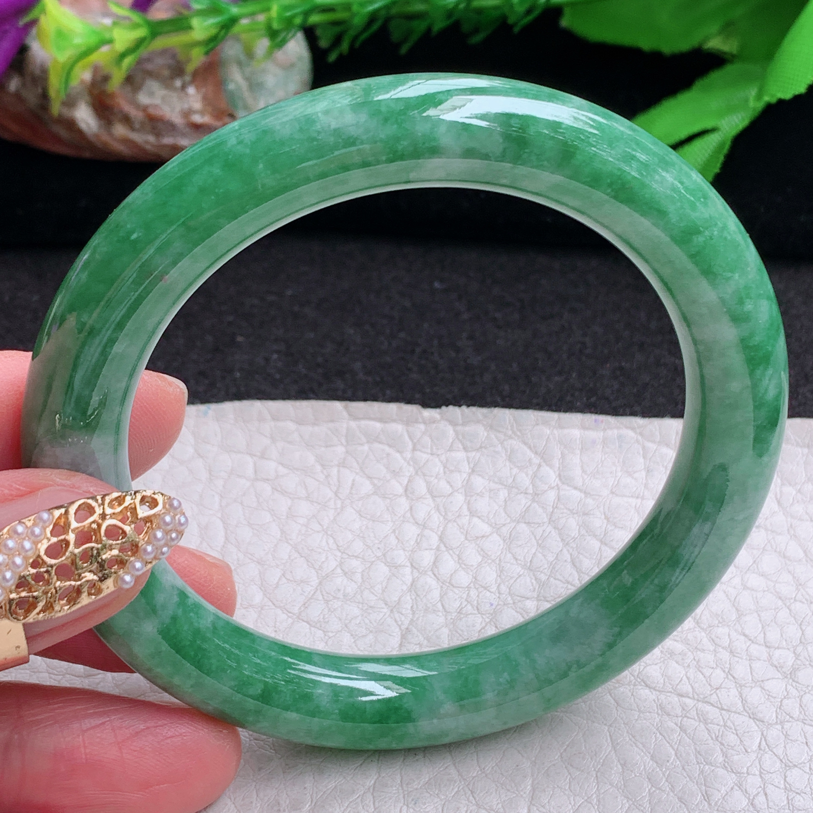 n实拍56*10美人镯 缅甸翡翠a货手镯满绿水润圆条叮当镯