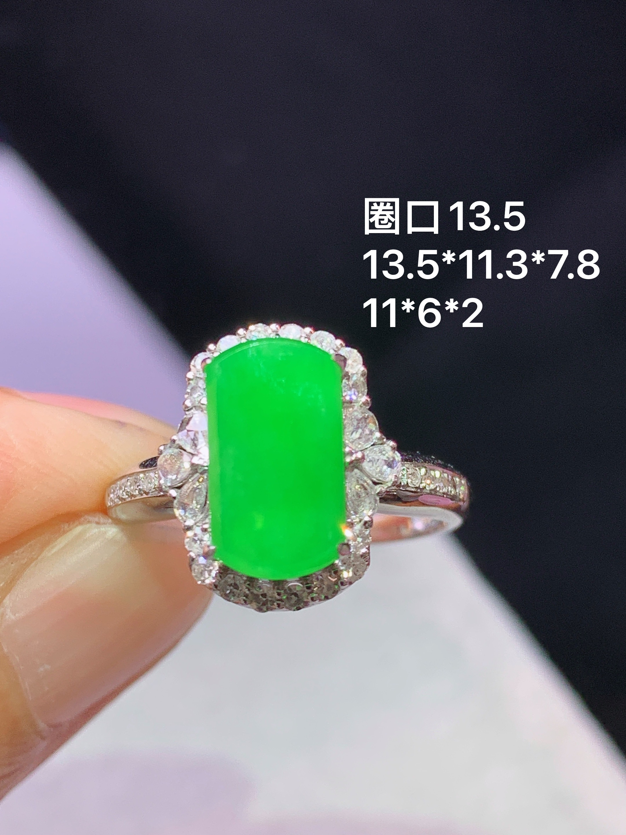 8k金钻镶嵌阳绿无事牌戒指 玉质细腻 色泽艳丽清新 水润亮眼 圈口13.5 整体尺寸13.5*11.3*7.8h1