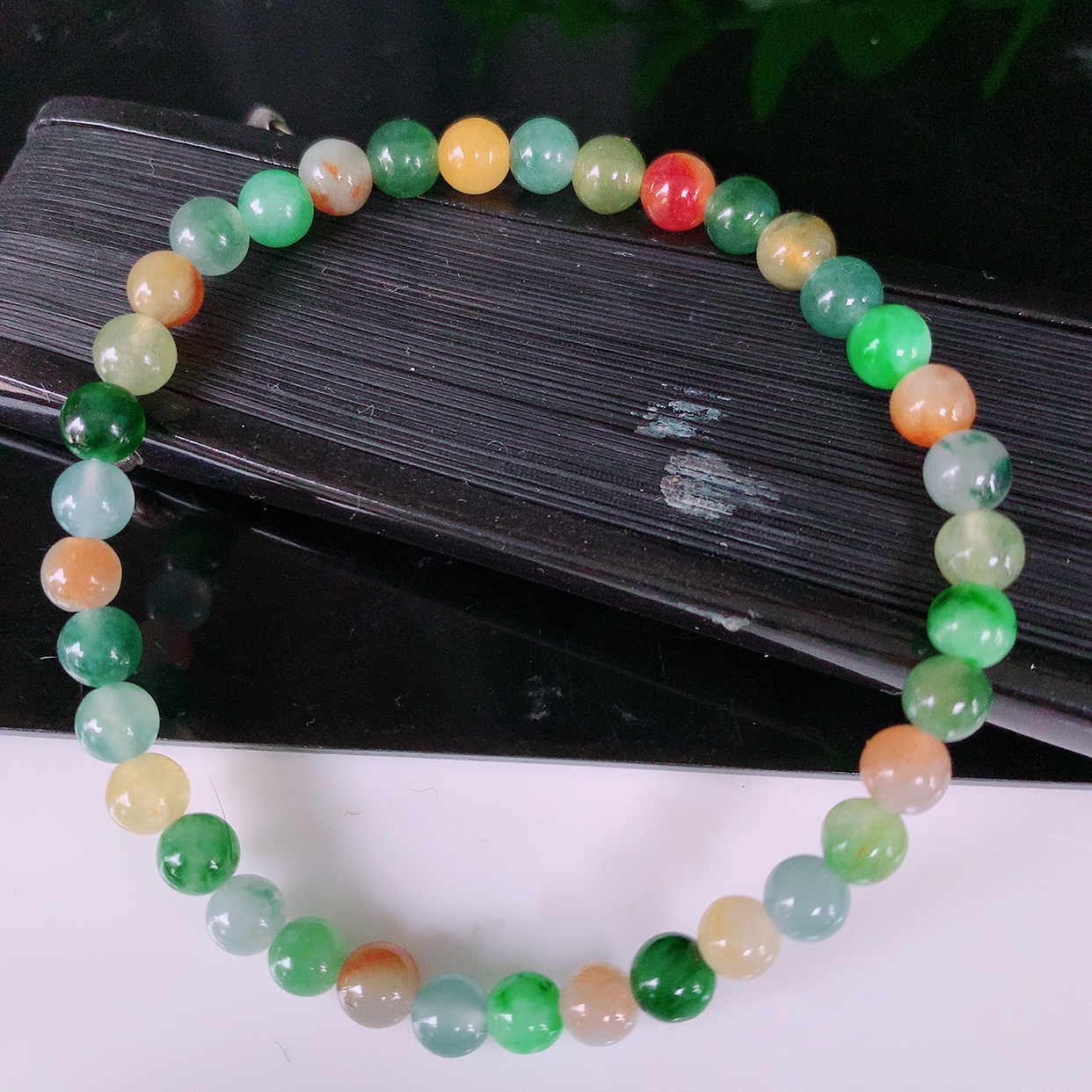 自然光实拍，特色冰多彩翡翠手串手链，种老水足，冰清玉润  颜色漂亮  #085.1取一尺寸5.mm