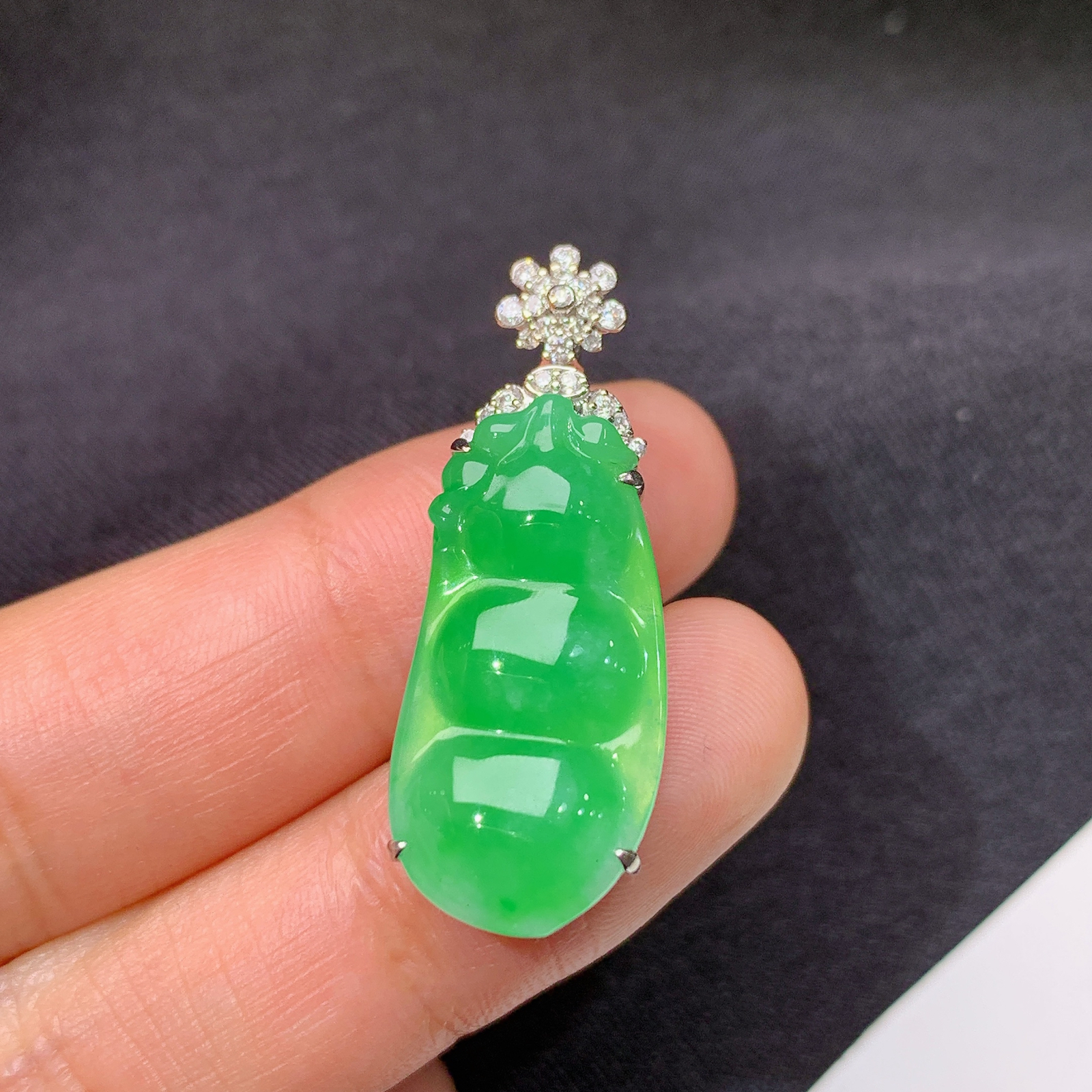 阳绿福豆吊坠，18k金镶嵌，冰润色阳，玉质细腻，种水足，Fj 尺寸33.1*12.2*7.8