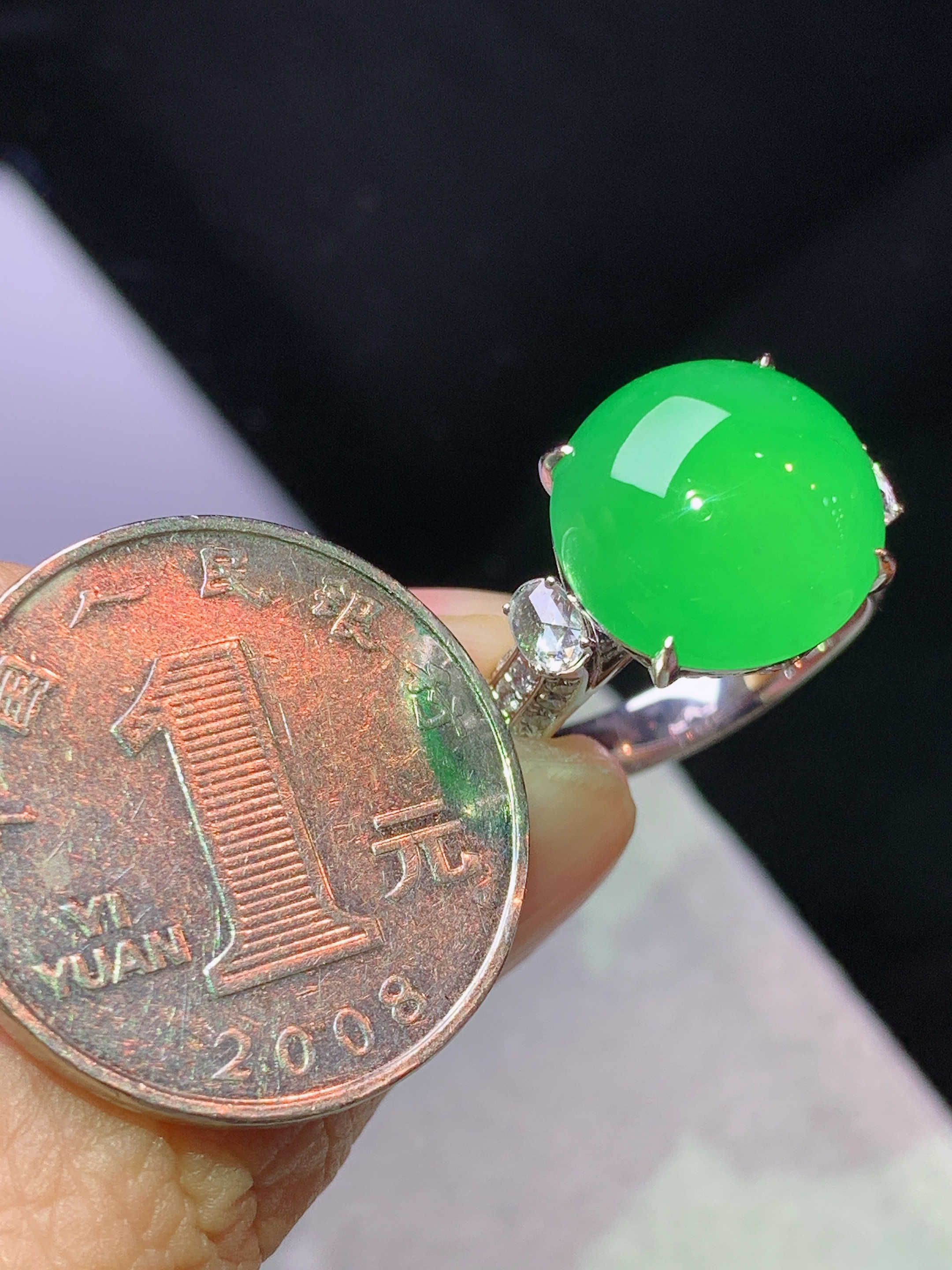 8k金钻镶嵌阳绿蛋面戒指 玉质细腻 色泽艳丽清新 水润亮眼 圈口14 裸石尺寸13.2*6s1