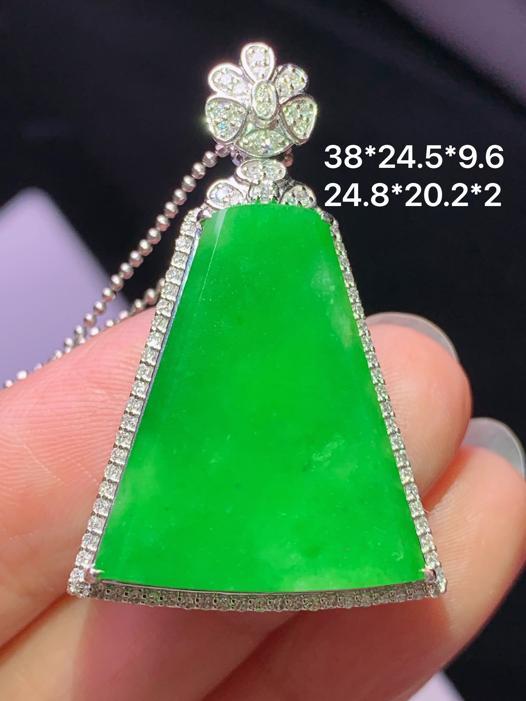 8k金钻镶嵌阳绿无事牌吊坠 玉质细腻 色泽艳丽清新 水润亮眼 整体尺寸38*24.5*9.6j2