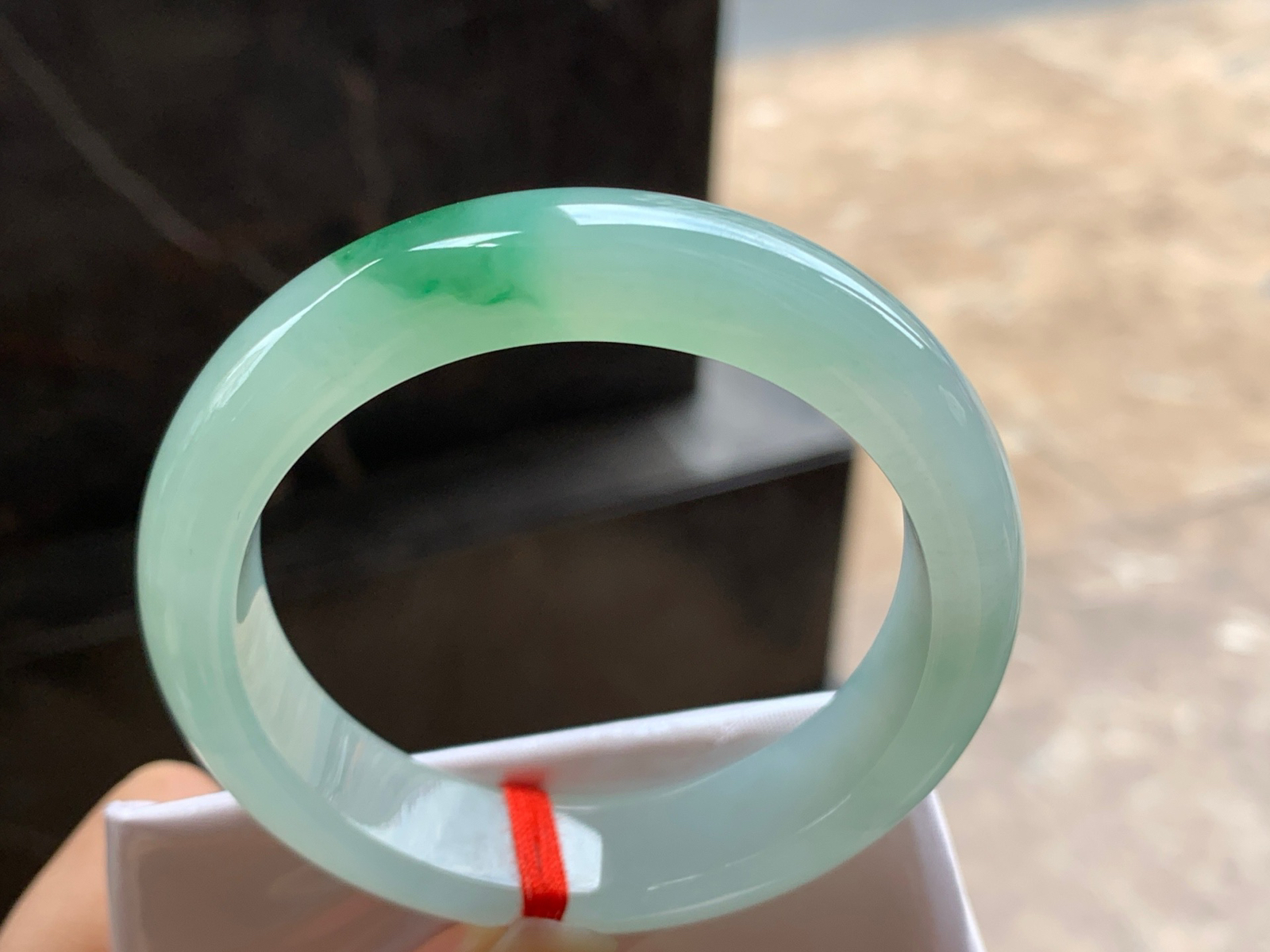 52.5-12.8-8.3

绿花手镯^_^玉质温润