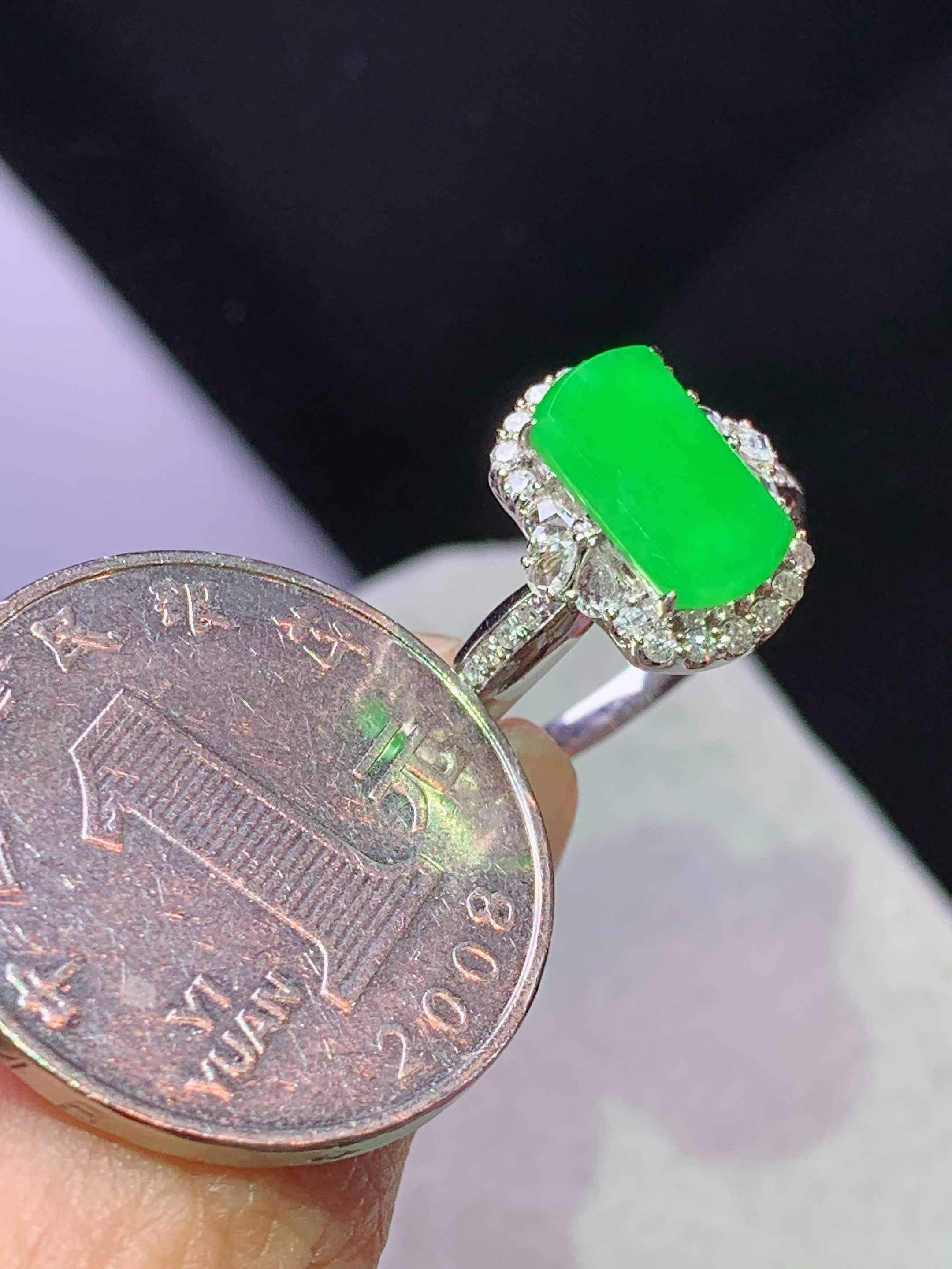 8k金钻镶嵌阳绿无事牌戒指 玉质细腻 色泽艳丽清新 水润亮眼 圈口13.5 整体尺寸13.5*11.3*7.8h1