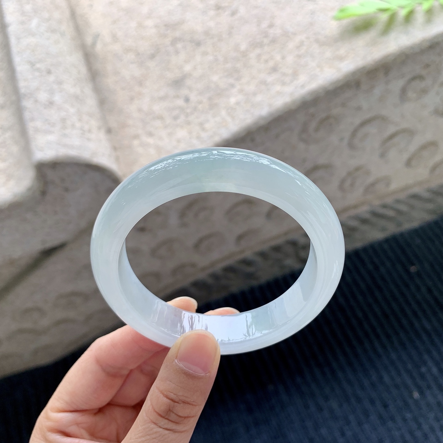 正圈55 56，圈口56.6/13/8.8，编码A1080961，描述：糯冰底色，水润，种老，细腻，无裂。