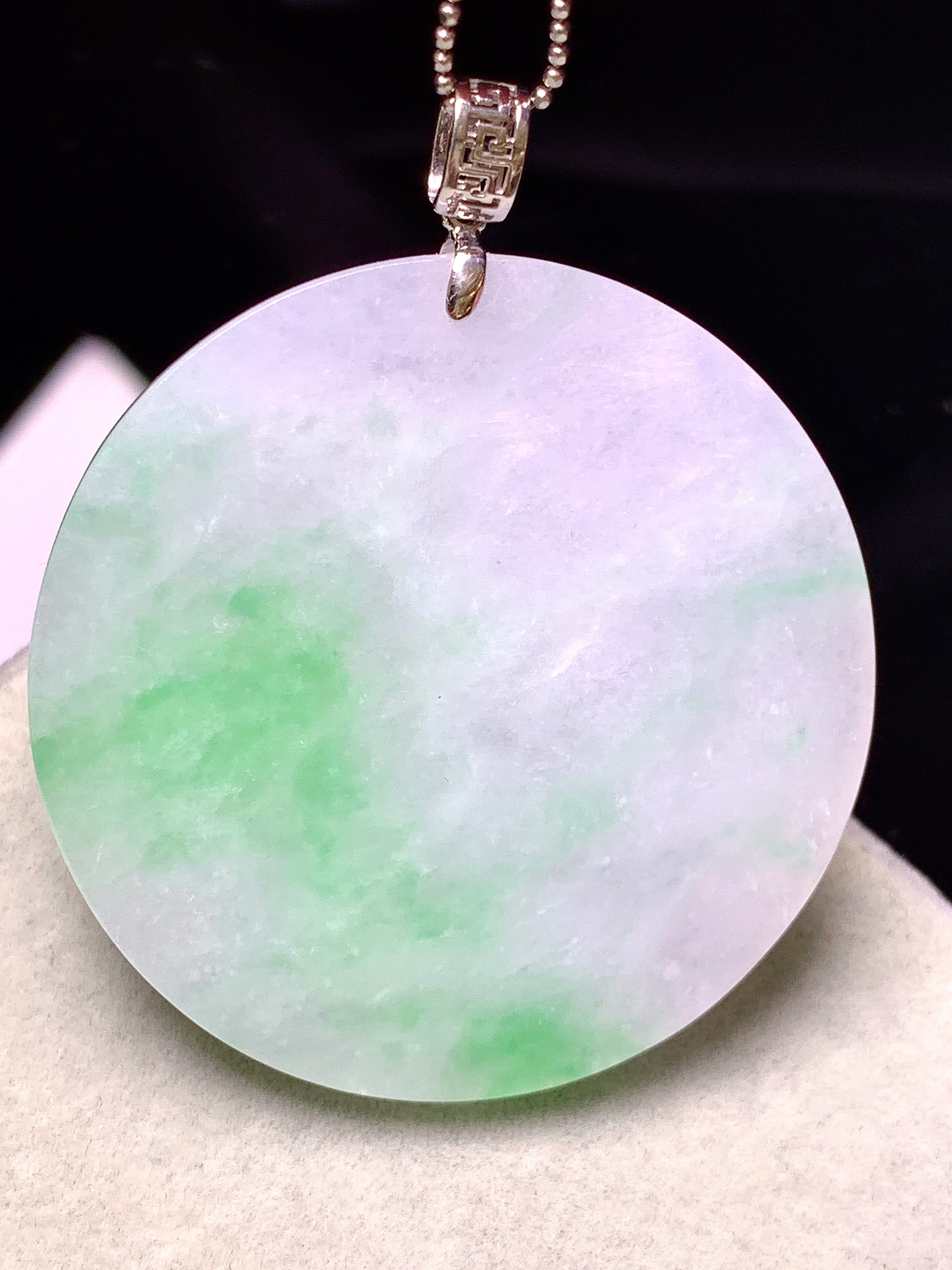 18k金镶嵌飘绿圆牌吊坠 玉质细腻 色泽艳丽清新 水润亮眼 整体尺寸48.2*40*3.2j2