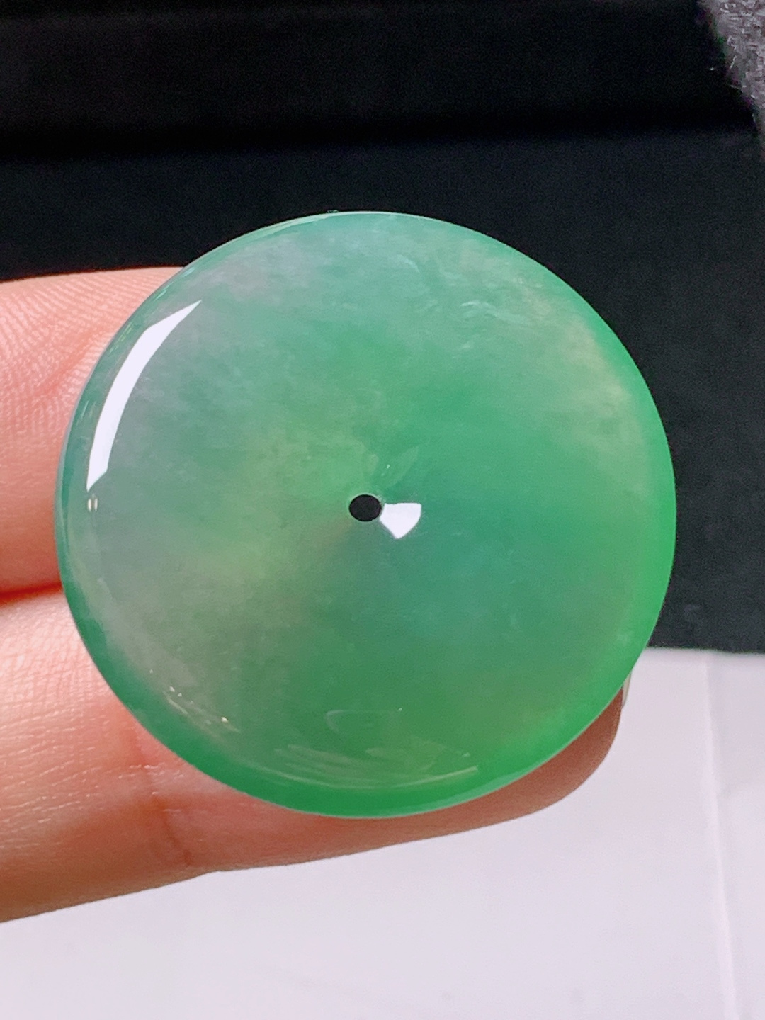 冰阳绿平安扣，无裂色阳水润，裸石28.3-5.5