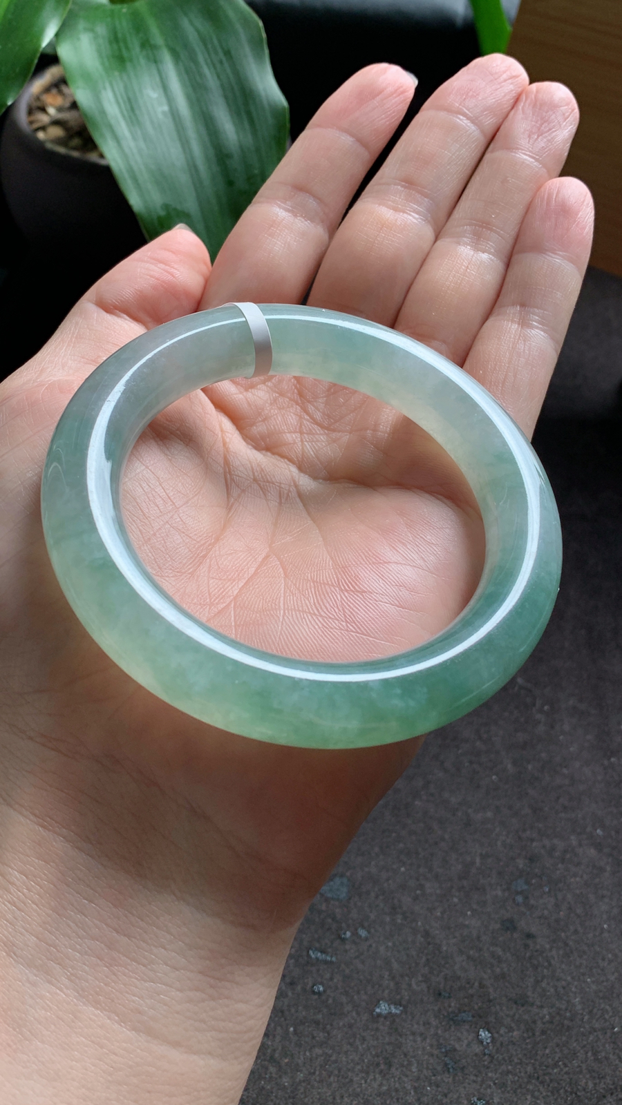 57圈口 天然A货翡翠飘绿圆条手镯 种水好 条形宽厚