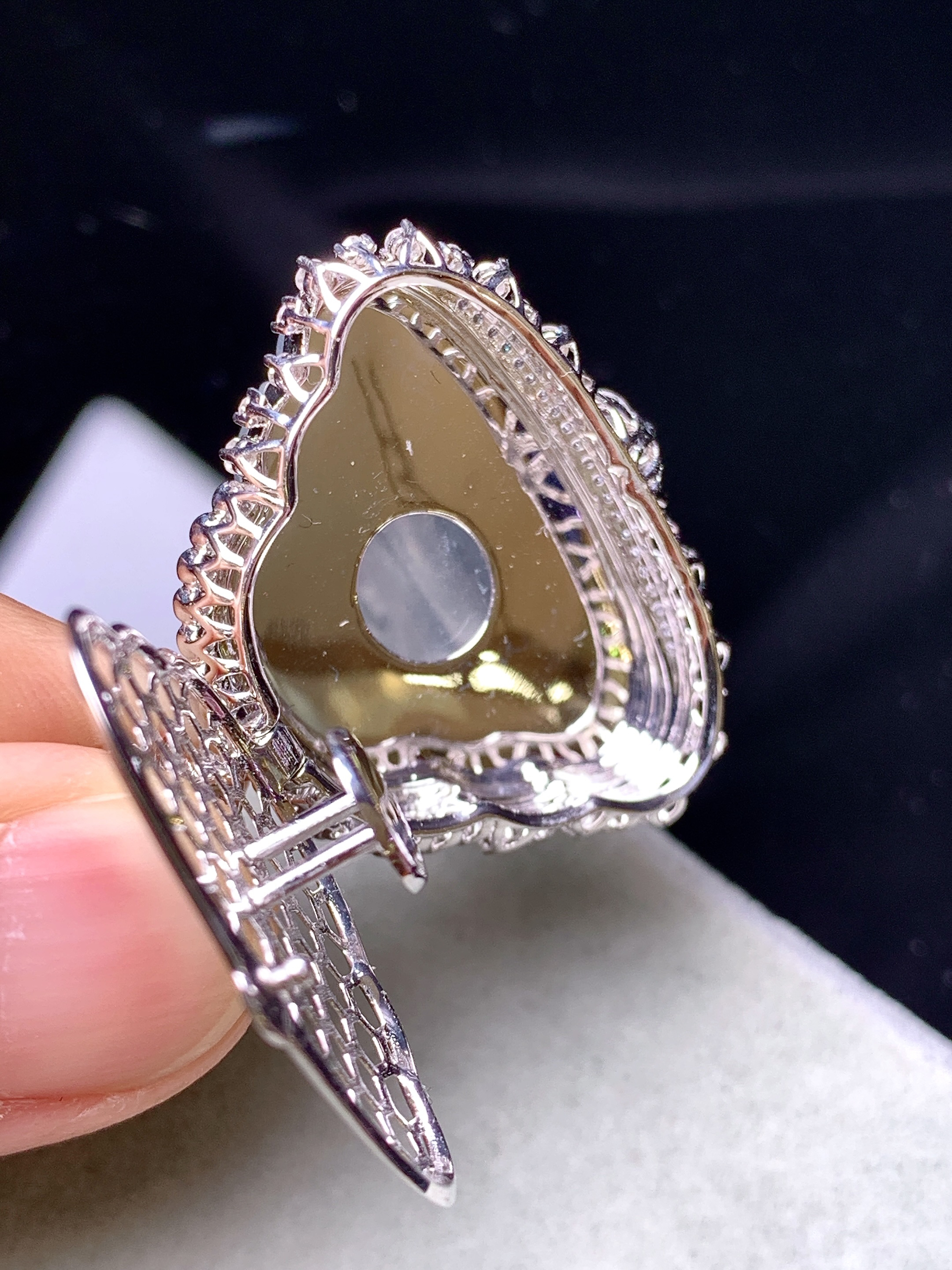 18k金钻镶嵌冰种佛公吊坠 玉质细腻 色泽艳丽清新 水润亮眼 整体尺寸31.5*31*10.5j2