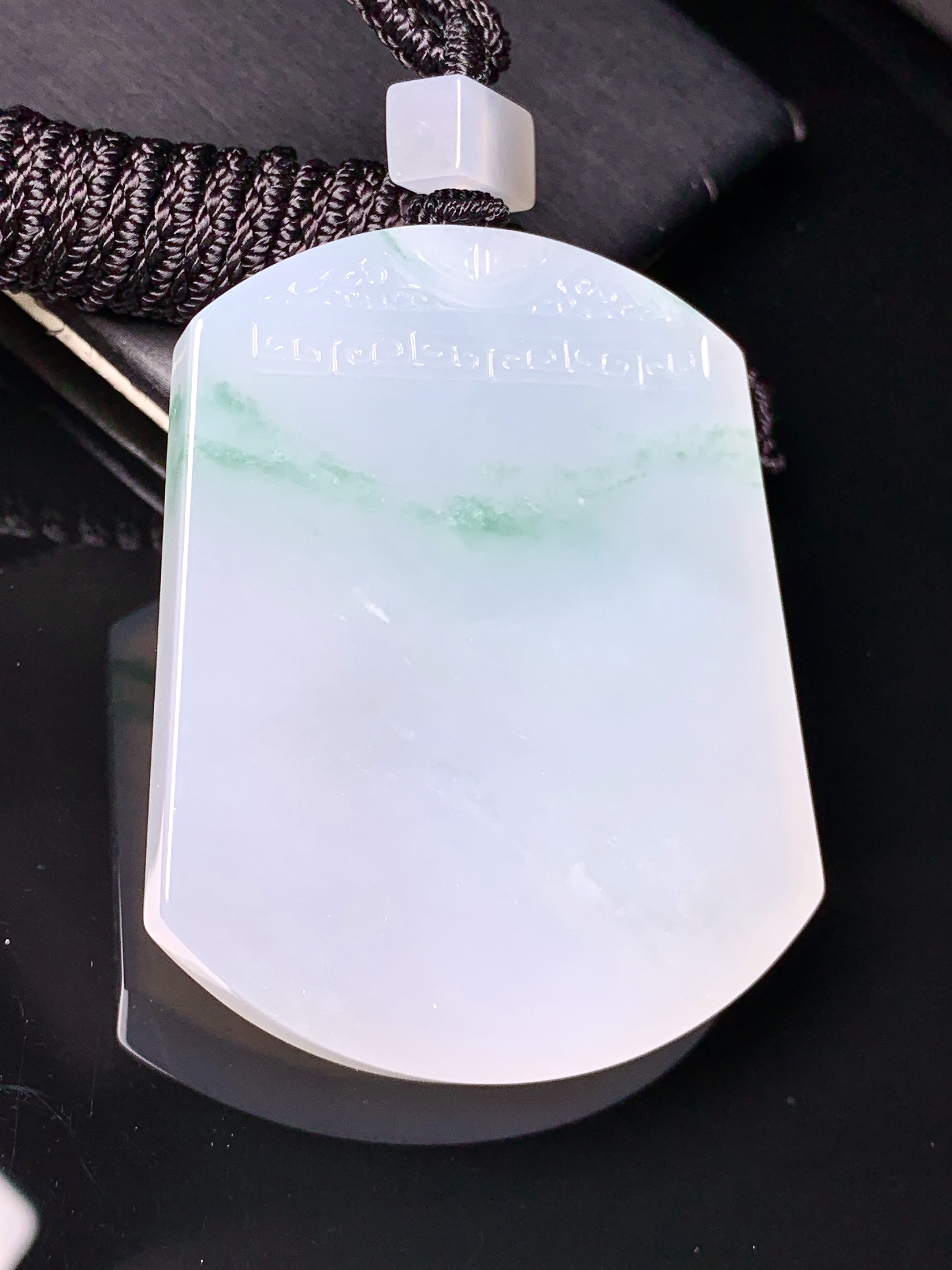 飘绿无事牌吊坠 玉质细腻 色泽艳丽清新 水润亮眼 整体尺寸52.2*41.3*6.2L1