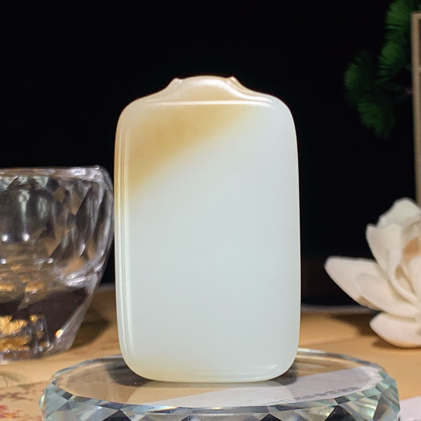 新疆和田玉且末糖平安无事牌子挂件。尺寸55/33/9重45.5克 玉质细腻油润。手推出油。佩戴高端典雅。lt251227