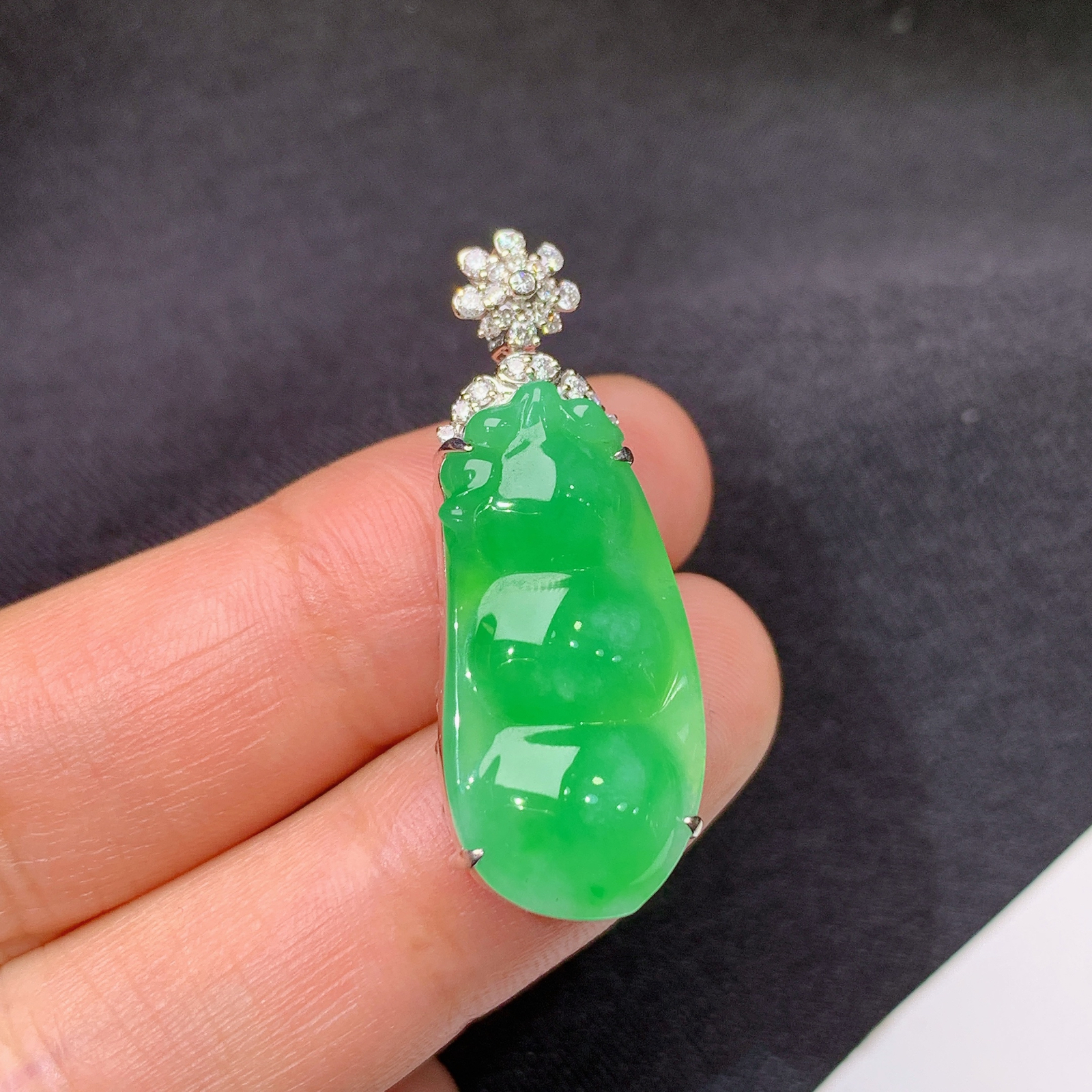 阳绿福豆吊坠，18k金镶嵌，冰润色阳，玉质细腻，种水足，Fj 尺寸33.1*12.2*7.8