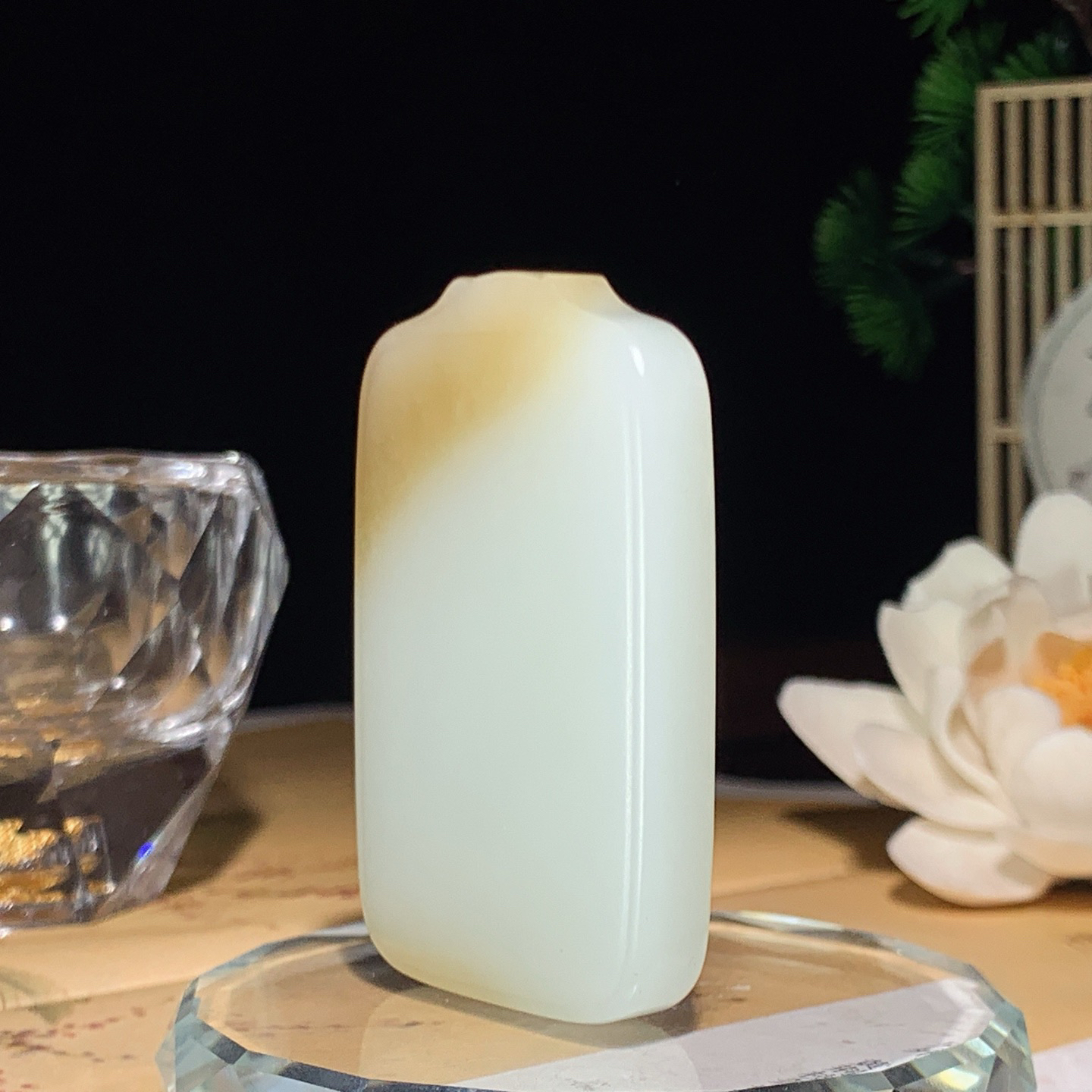 新疆和田玉且末糖平安无事牌子挂件。尺寸55/33/9重45.5克 玉质细腻油润。手推出油。佩戴高端典