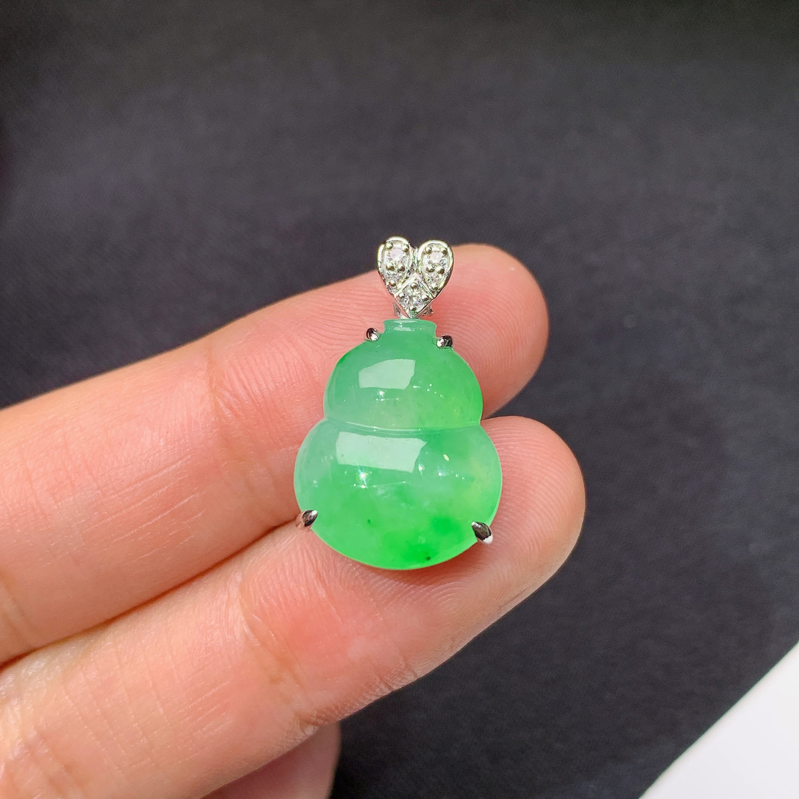 冰飘绿葫芦吊坠，18k金镶嵌，冰润细腻，色甜，种水足，Yt 尺寸21.2*12.7*6.6