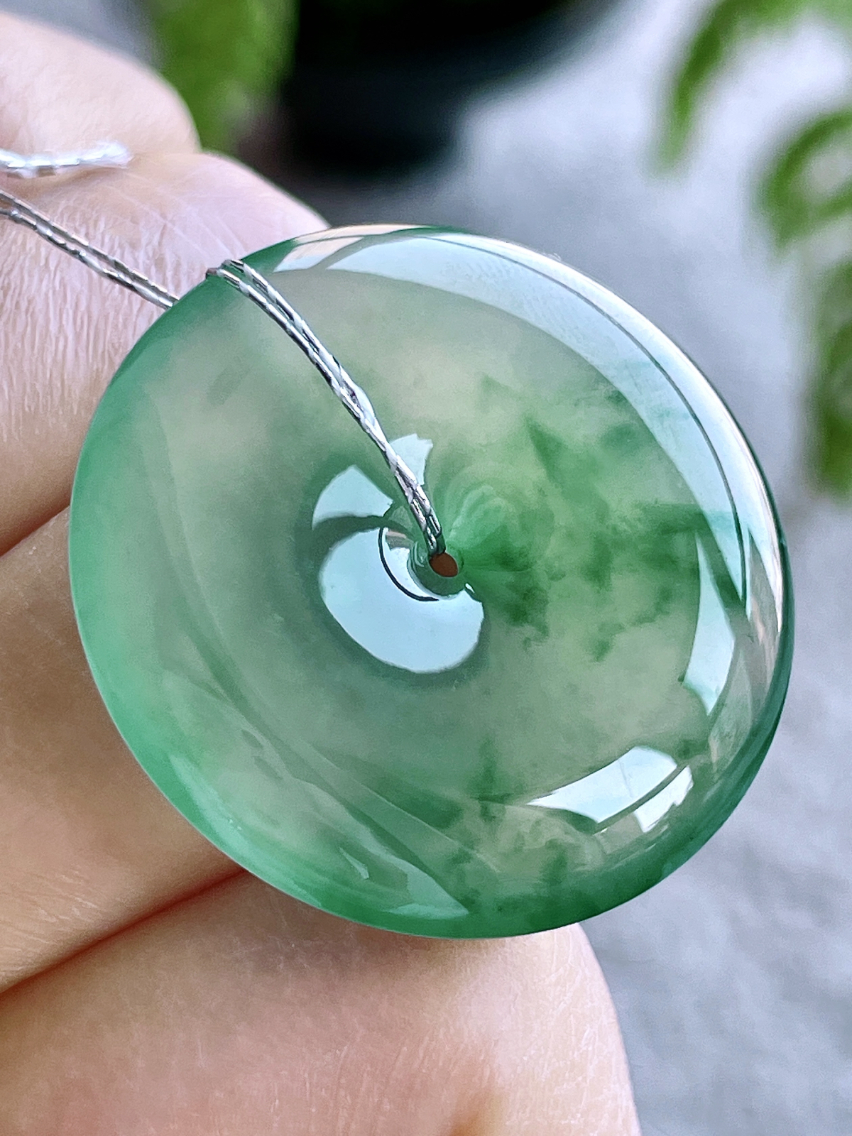 【裸石】冰晴绿平安扣飘花平安扣吊坠
【说明】缅料 性价比高  
【尺寸】31-5.5..