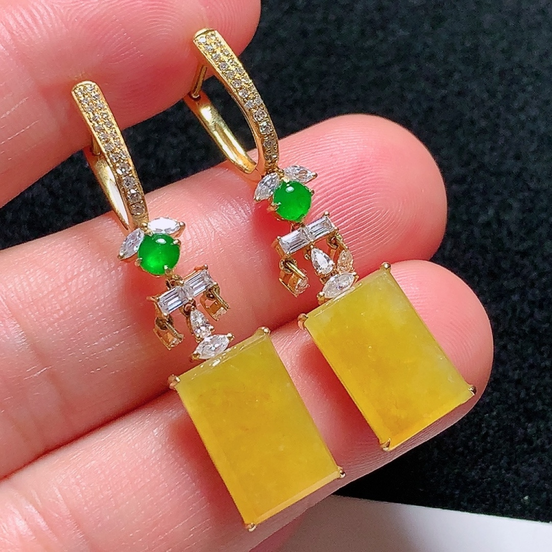 ️18k金镶嵌冰种黄翡无事牌耳坠，种老水头好，又冰又润，饱满无裂：40.2/8.8/4.5mm裸石：13.6/9/2.7mm，编号