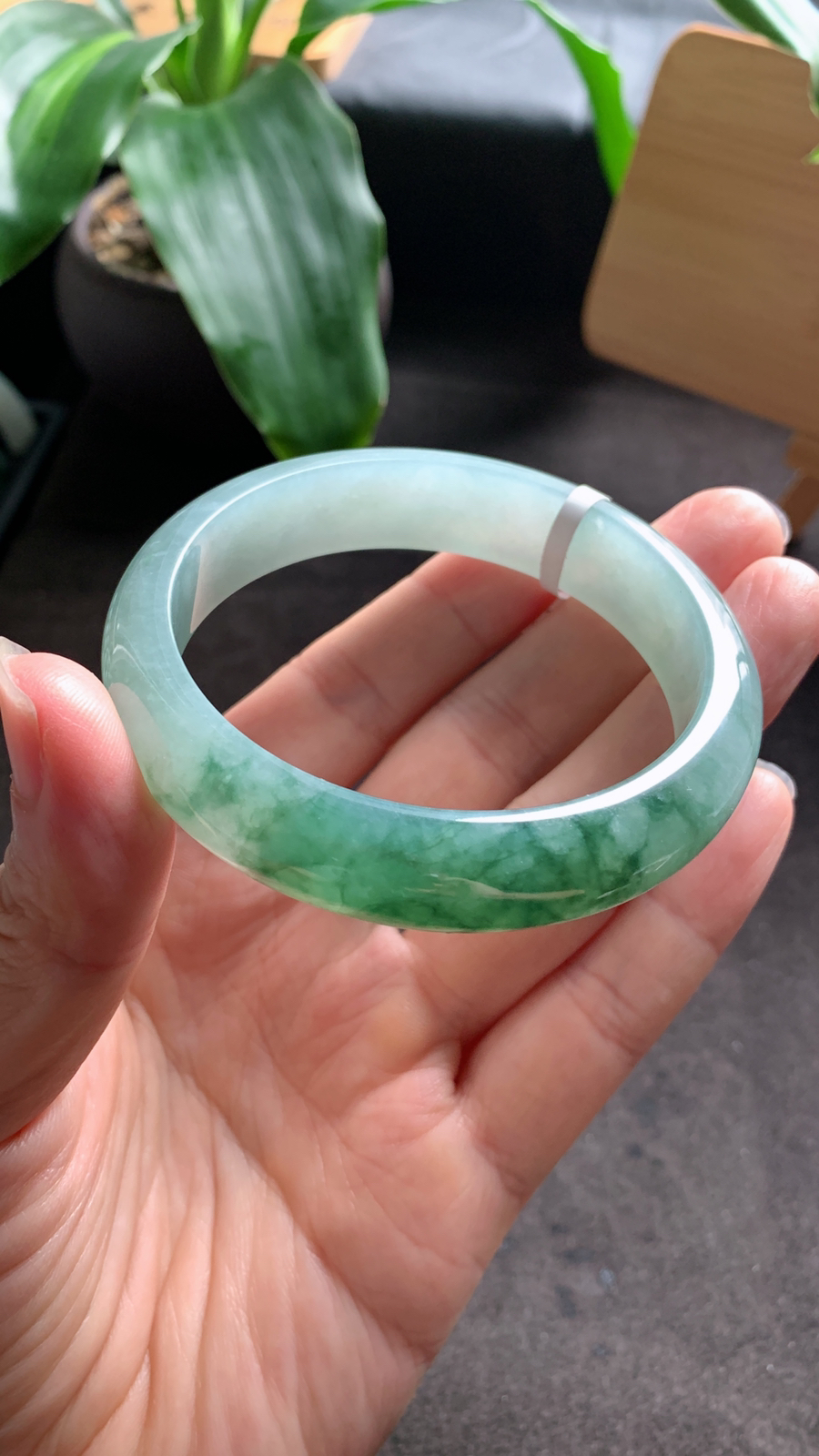 58圈口 天然A货翡翠飘绿手镯 颜色漂亮 料子细腻