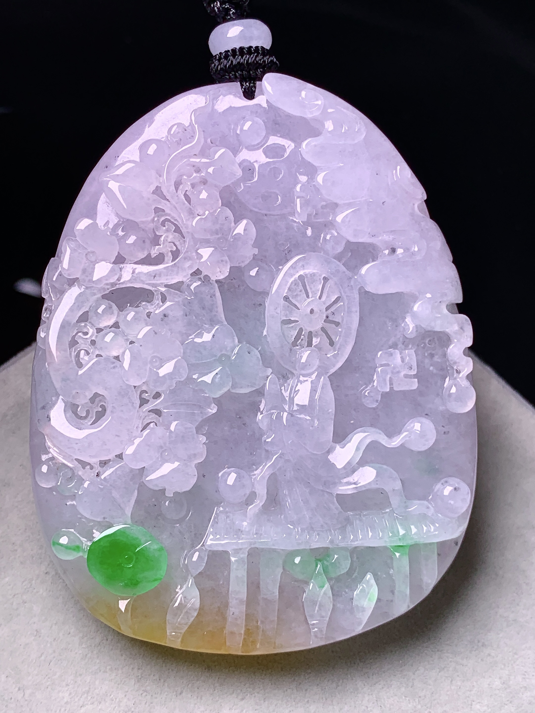 飘绿花开富贵牌吊坠 玉质细腻 色泽艳丽清新 水润亮眼 整体尺寸64*51.3*15.3w1