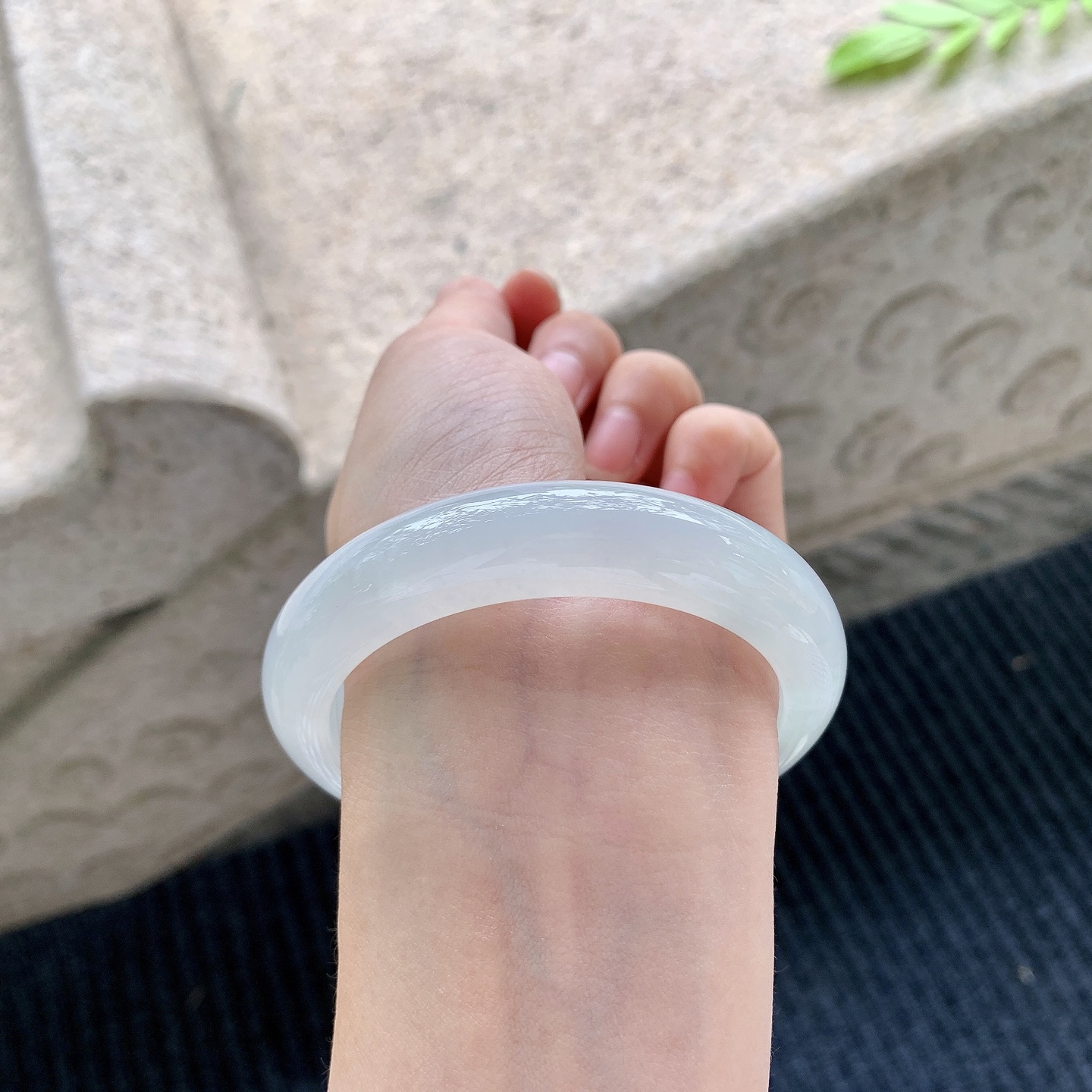正圈55 56，圈口56.6/13/8.8，编码A1080961，描述：糯冰底色，水润，种老，细腻，无裂。