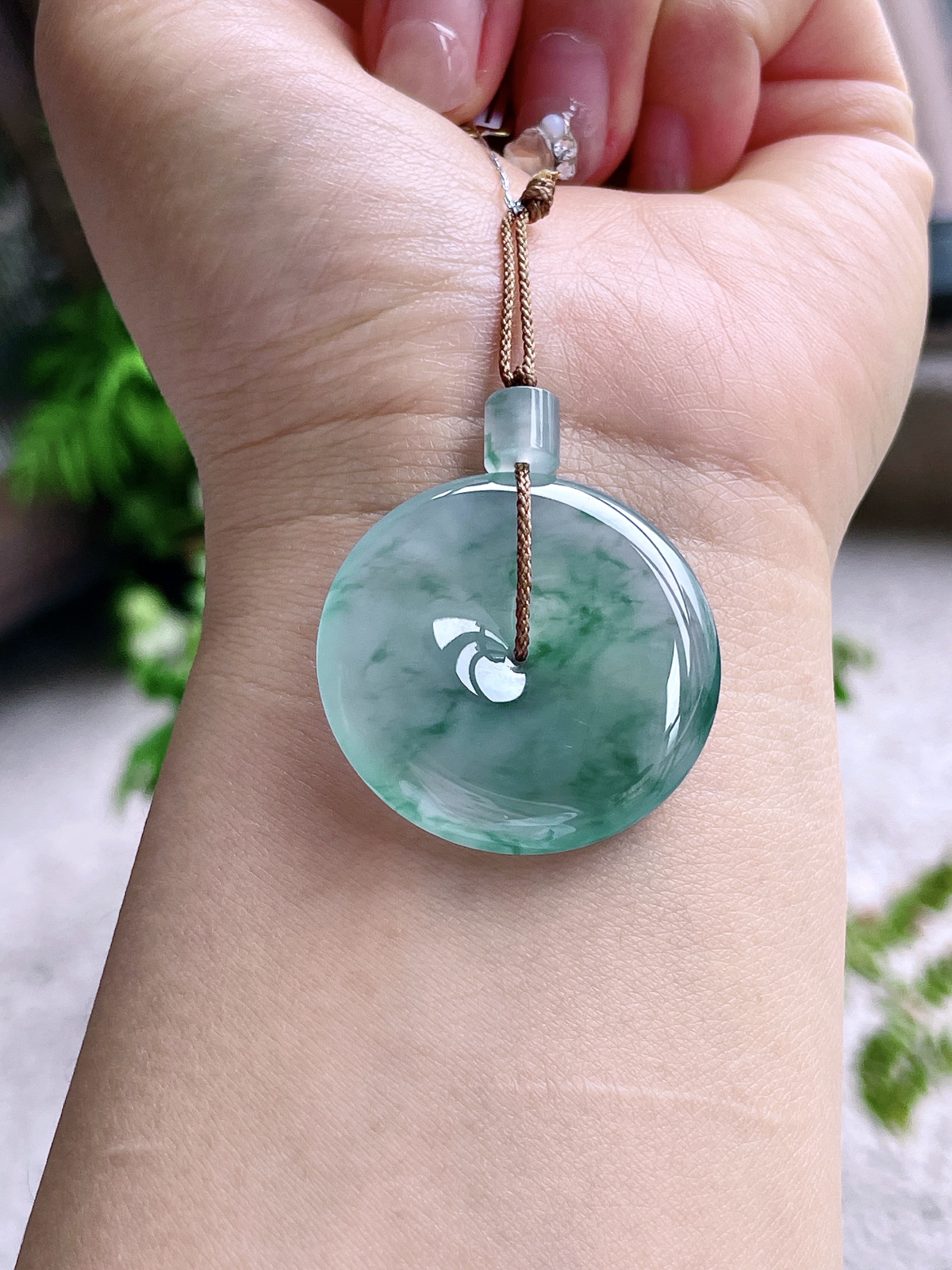 【裸石】高冰飘花平安扣吊坠
【说明】缅料 性价比高 冰润通透
【尺寸】33.8-5.9..