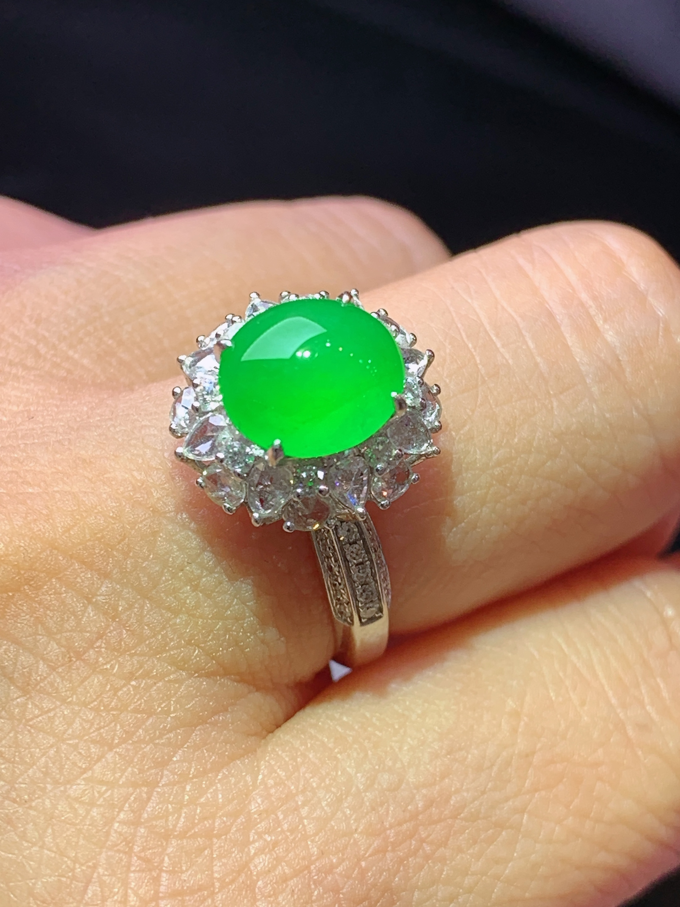 8k金钻镶嵌冰阳绿蛋面戒指 玉质细腻 色泽艳丽清新 水润亮眼 圈口14 整体尺寸14.2*13.5*11.6s1
