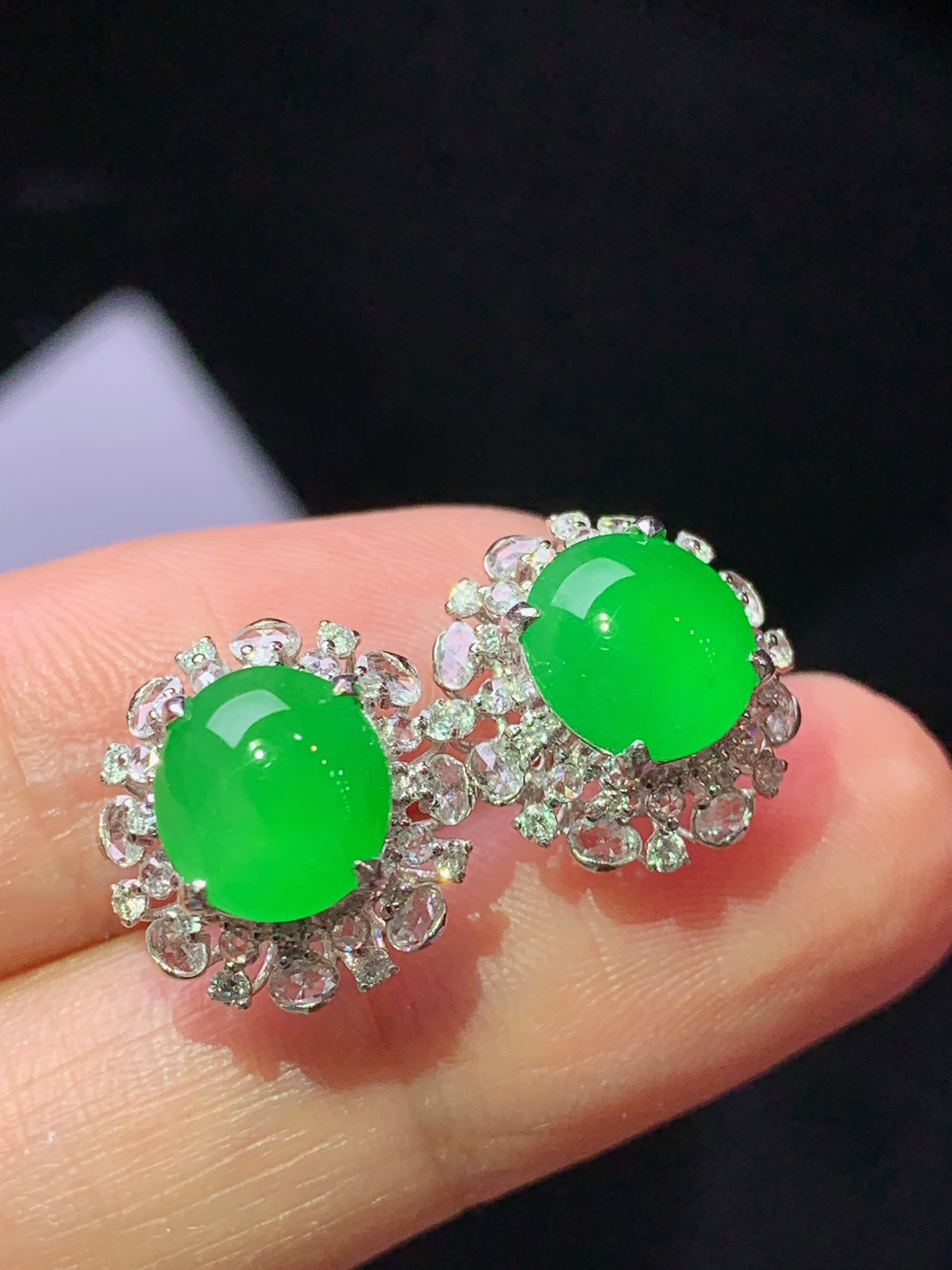 8k金钻镶嵌冰阳绿蛋面耳钉 玉质细腻 色泽艳丽清新 水润亮眼 整体尺寸13.2*12.6*9.3h2