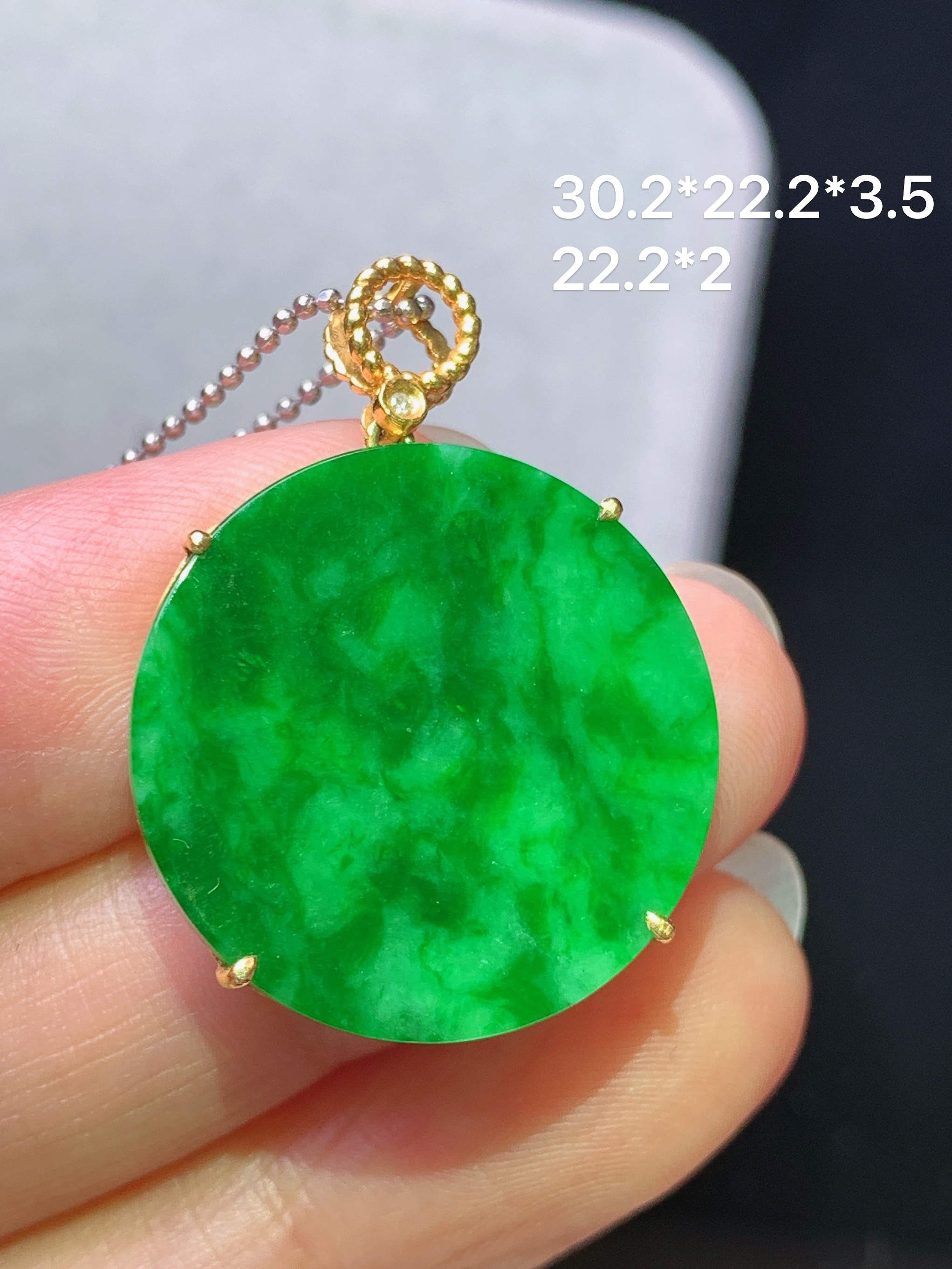 8k金镶嵌飘辣绿圆牌吊坠 玉质细腻 色泽艳丽清新 水润亮眼 整体尺寸30.2*22.2*3.5m1