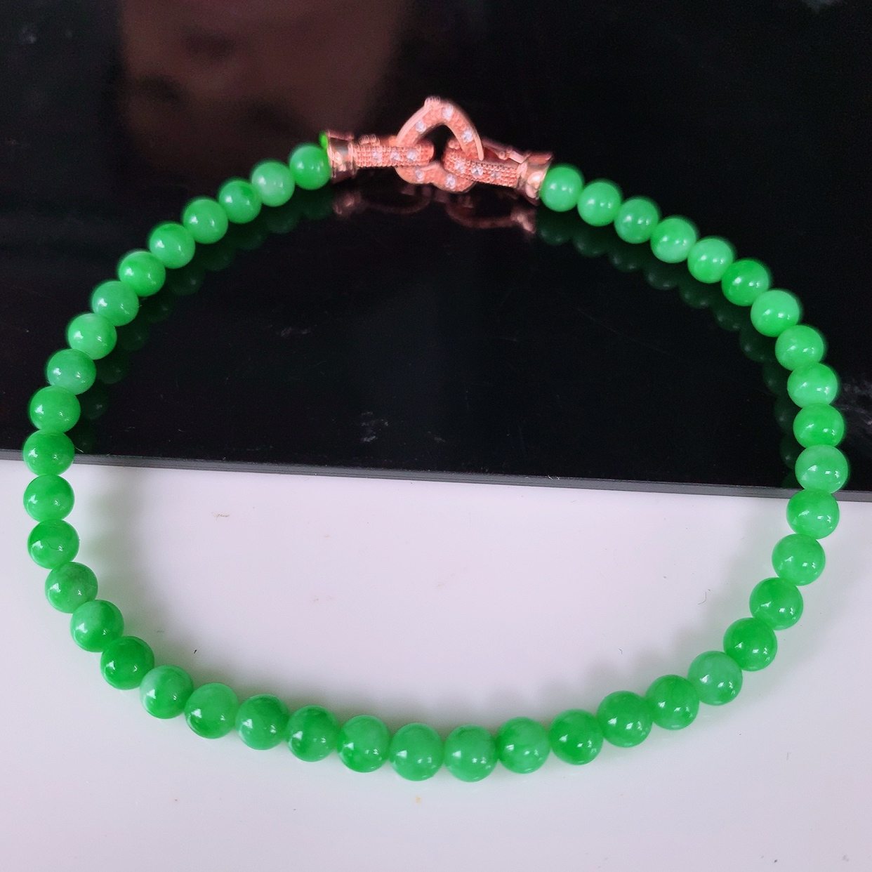 自然光实拍，冰润满绿翡翠手链， 辣绿翡翠手串，种老水足，冰清玉润  颜色漂亮  #084取一尺寸3.9mm