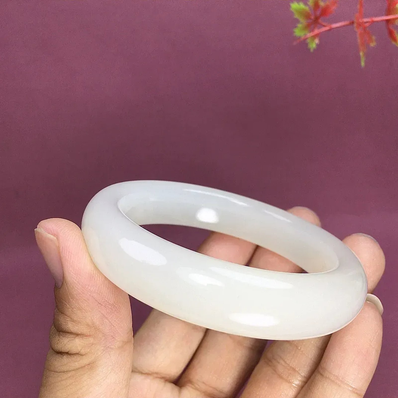 56圈口和田玉羊脂白宽版手镯，镯型古朴典雅。在诗情画意的雨巷相遇，你是我腕间的一抹风情，有你眸有深情