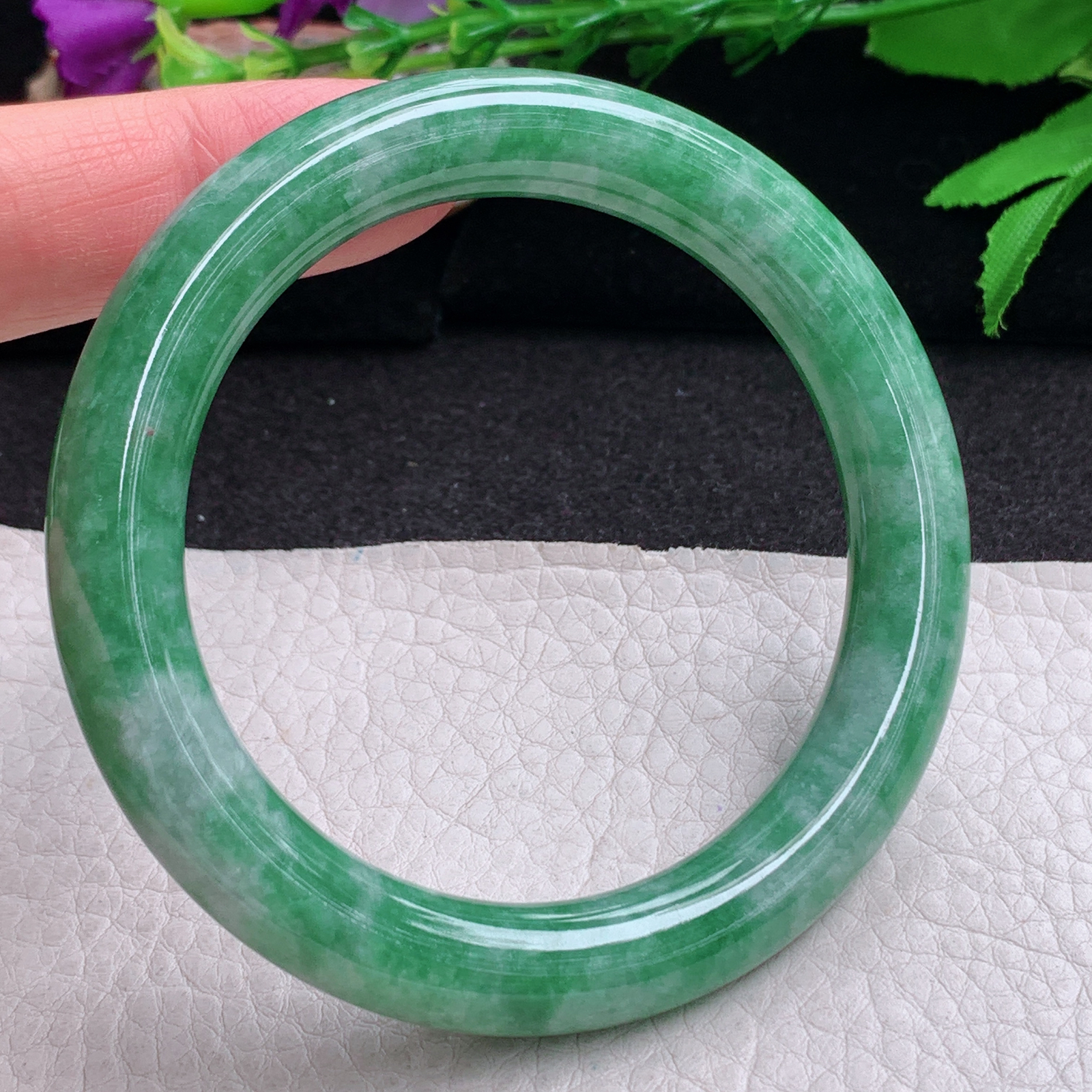 n实拍56*10美人镯 缅甸翡翠a货手镯满绿水润圆条叮当镯