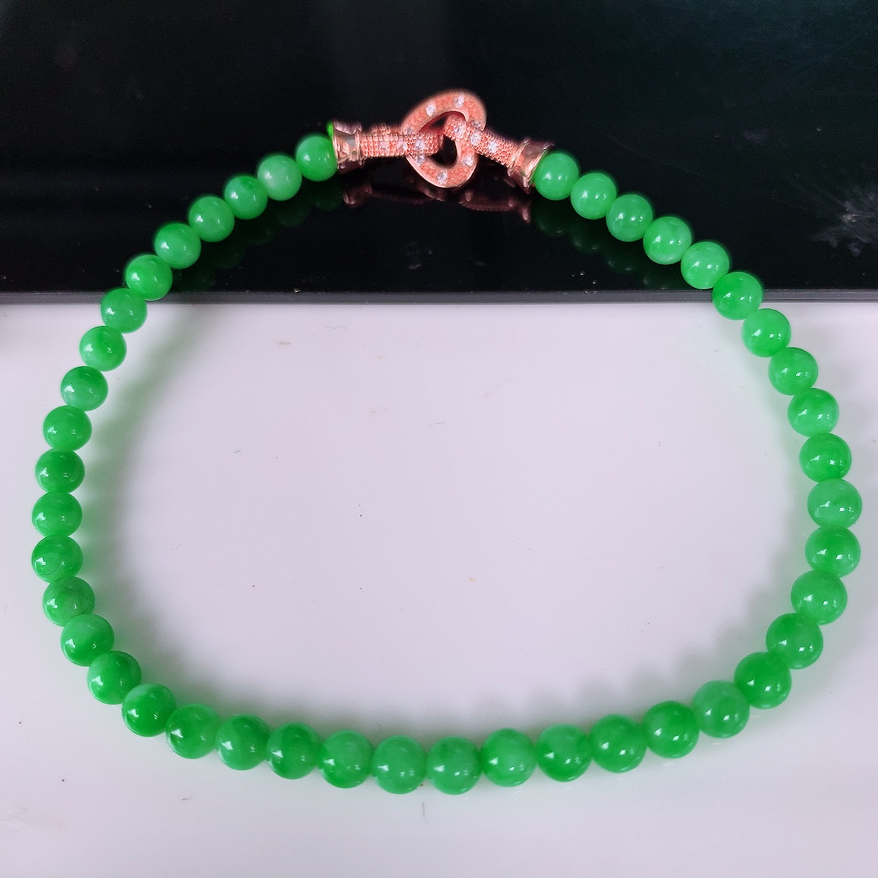 自然光实拍，冰润满绿翡翠手链， 辣绿翡翠手串，种老水足，冰清玉润  颜色漂亮  #084取一尺寸3.9mm