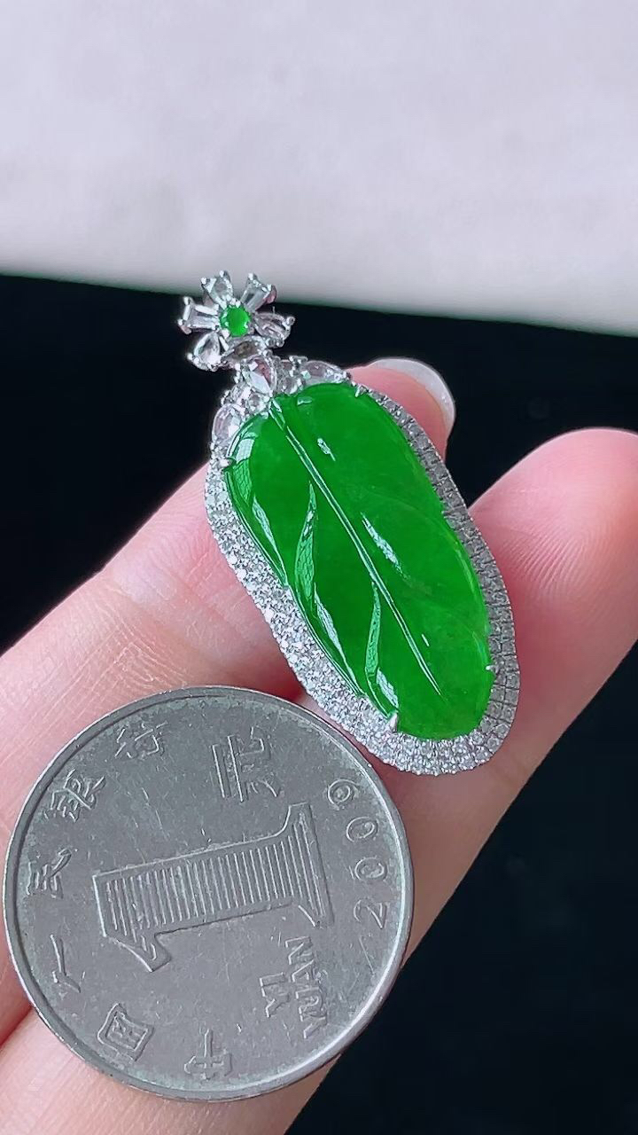 【翡翠名称】18K金镶钻冰辣阳绿叶子吊坠
【翡翠尺寸】含金34.7/14.5/6.5mm
【翡翠描述】宝贝种老水足，玉质细腻，色泽靓丽，性价比高，佩戴效果好！
【其它赠送】权威证书/精美挂绳盒子/支持全国复检