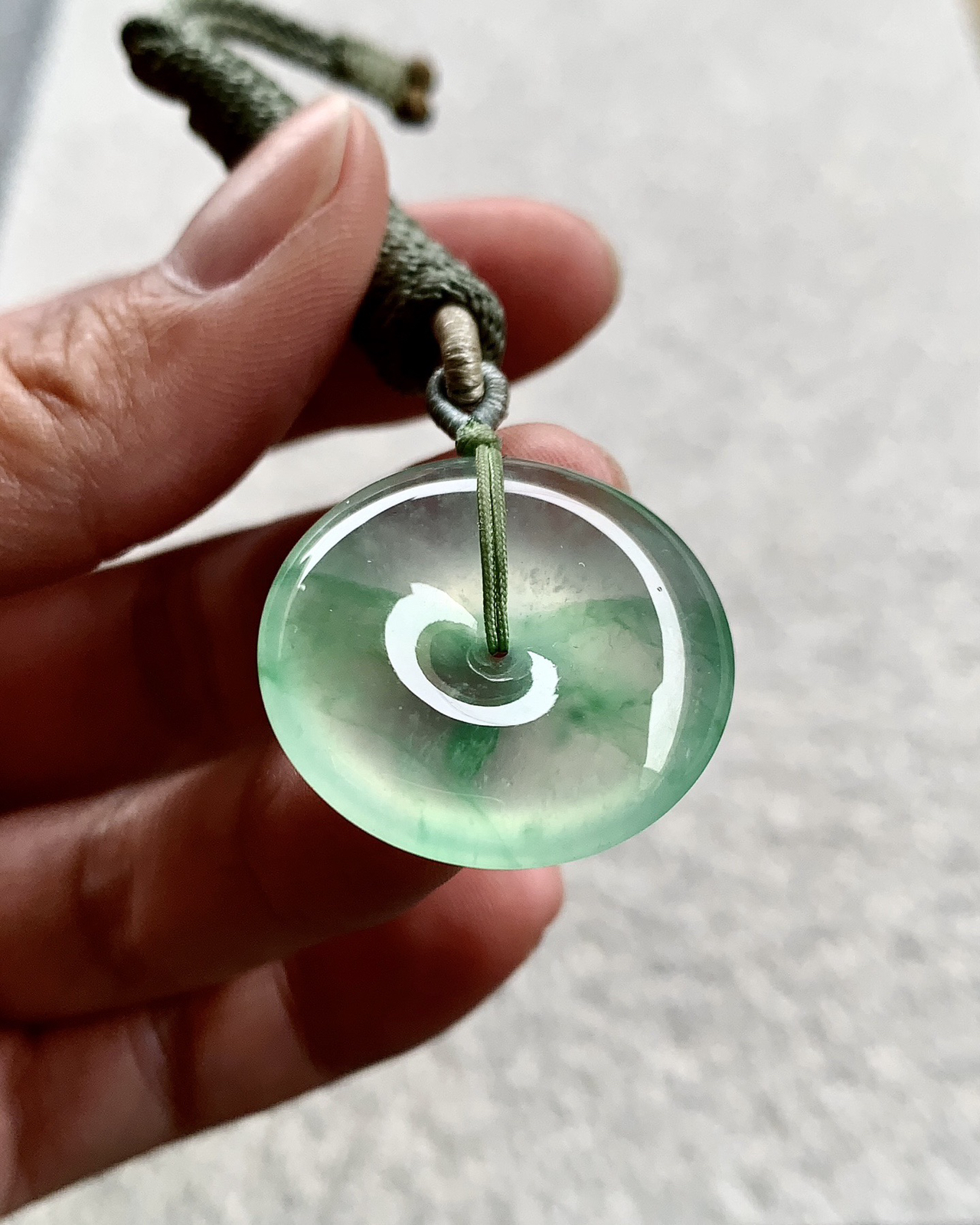 ️ 冰绿平安扣，种质通透起胶，灵动自然，色泽清透而不失鲜活
尺寸25.9×5.6..