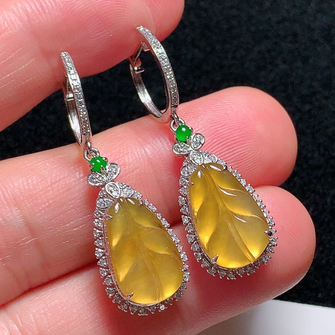 ️18k金镶嵌冰种黄翡金枝玉叶耳坠，种老水头好，又冰又润，饱满无裂：35.5/11.6/6.6mm裸石：14.4/8.8/2.1mm，编号