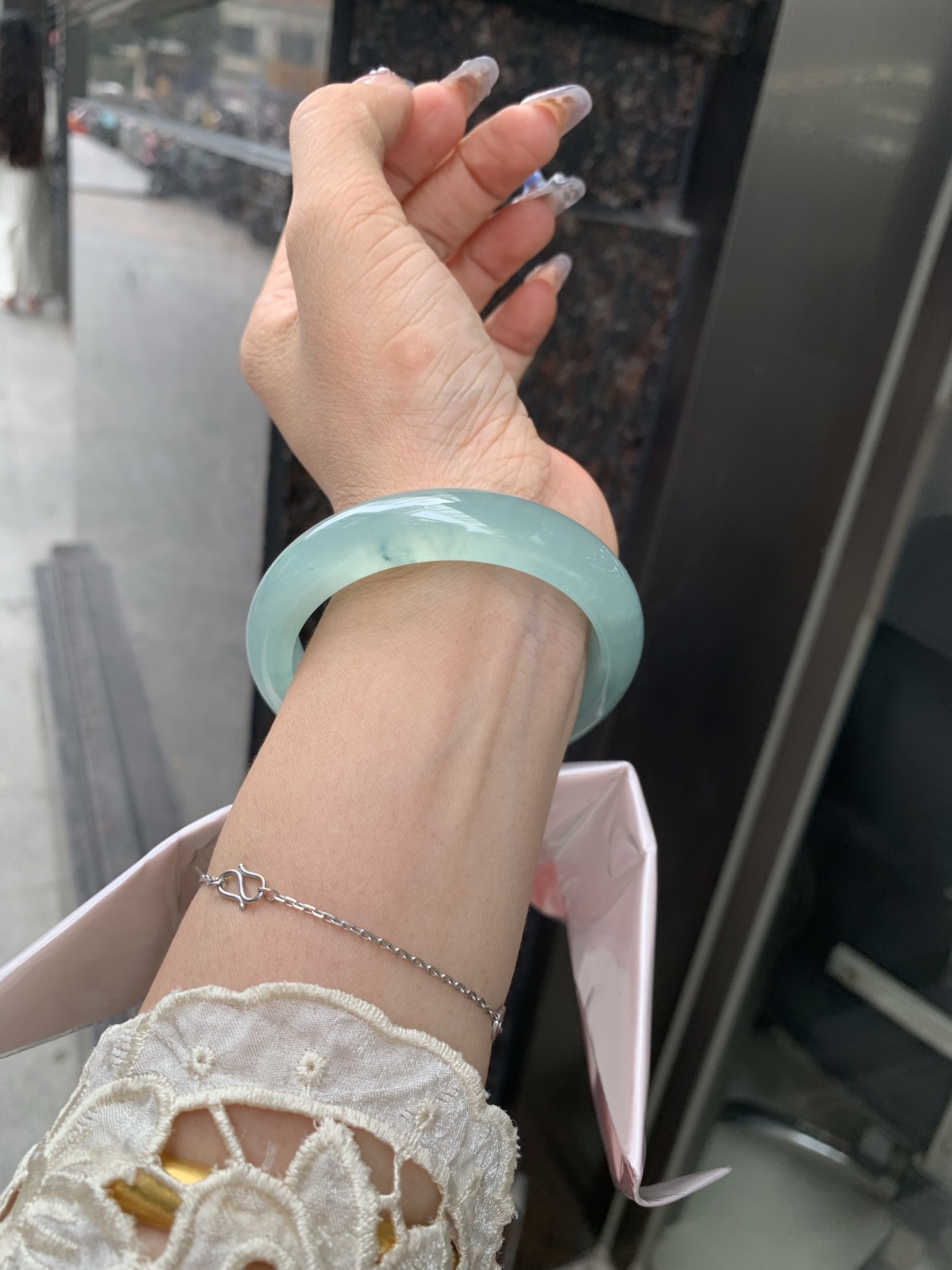 冰晴正圈，54.2/8.2/12，0427-N555，打灯棉线，底妆冰透水润，满圈淡雅晴绿，像初春嫩芽落入清泉，均匀柔和，抬眼就是一片宁静感